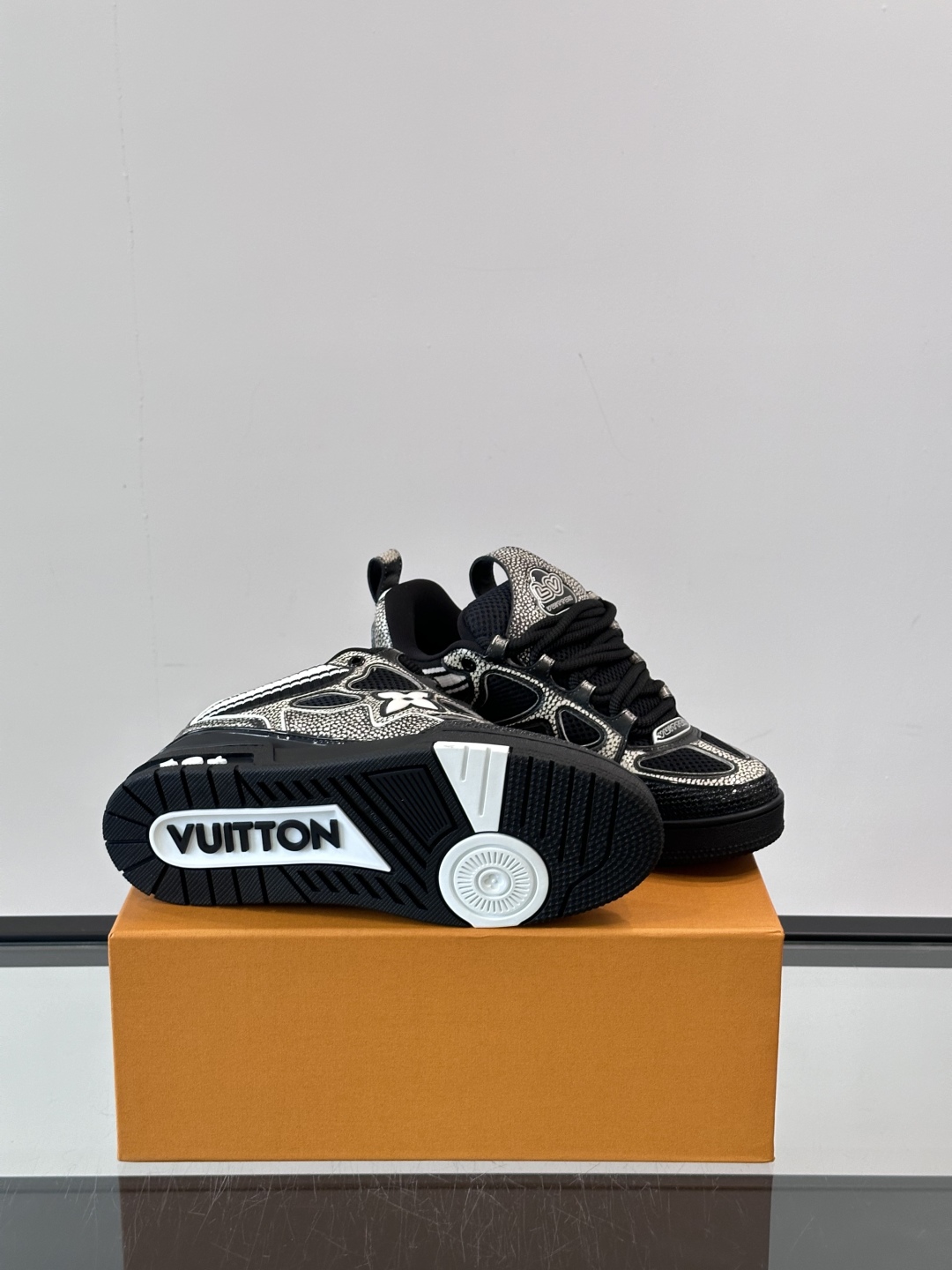 L家Skate ss25运动鞋👟采用复古风格的 calfleather材质，其独特的针织领设计灵感源自运