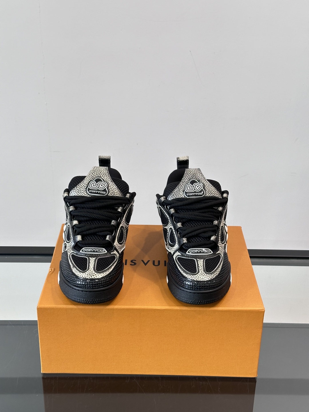 L家Skate ss25运动鞋👟采用复古风格的 calfleather材质，其独特的针织领设计灵感源自运