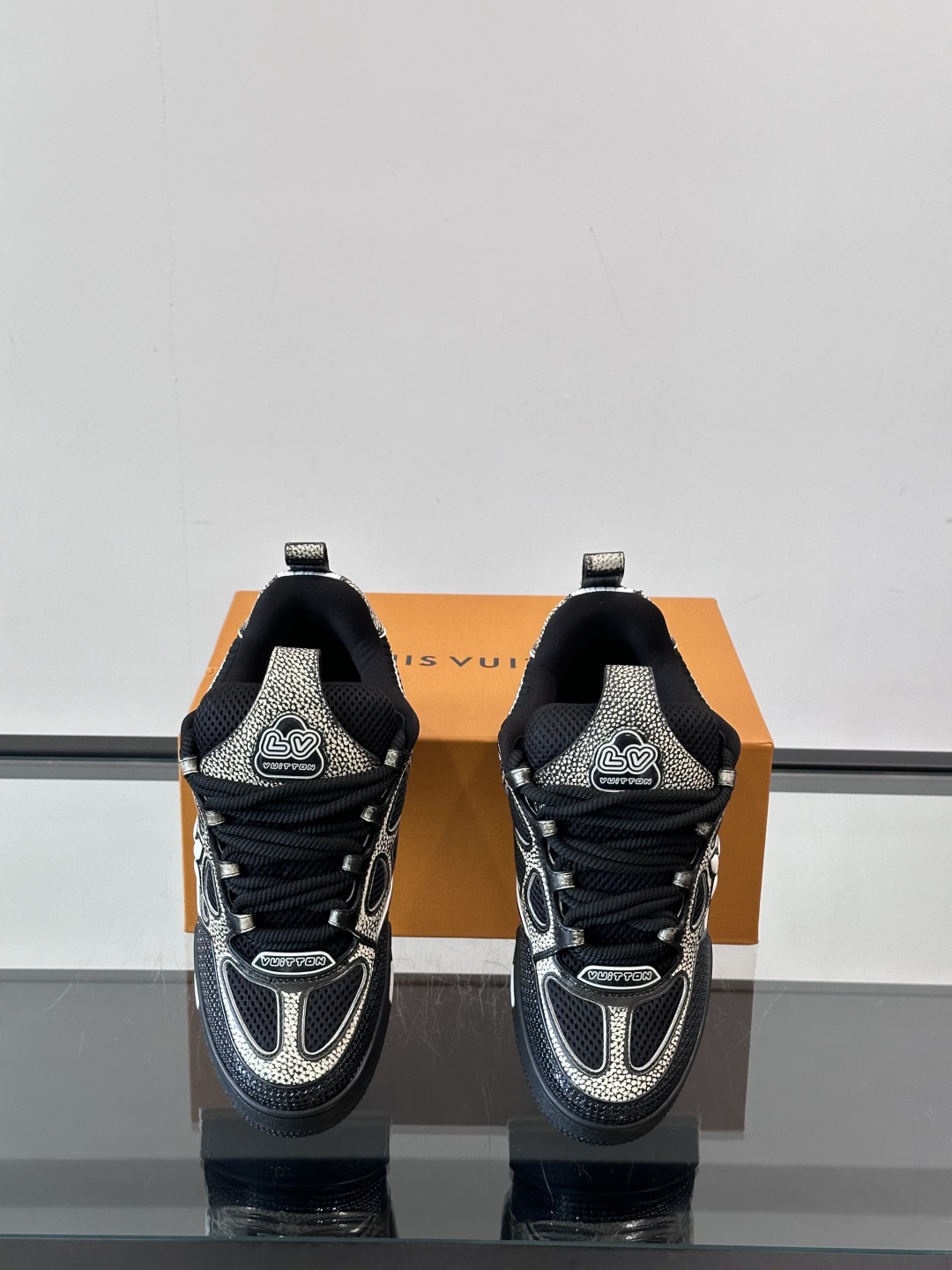 L家Skate ss25运动鞋👟采用复古风格的 calfleather材质，其独特的针织领设计灵感源自运