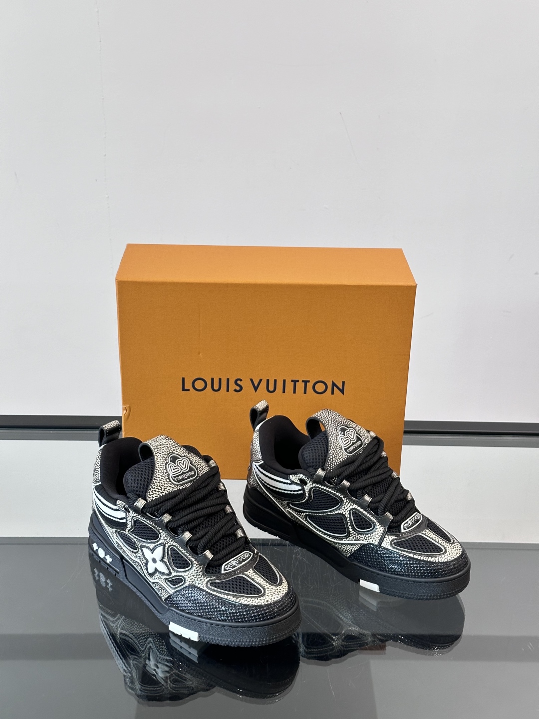 L家Skate ss25运动鞋👟采用复古风格的 calfleather材质，其独特的针织领设计灵感源自运