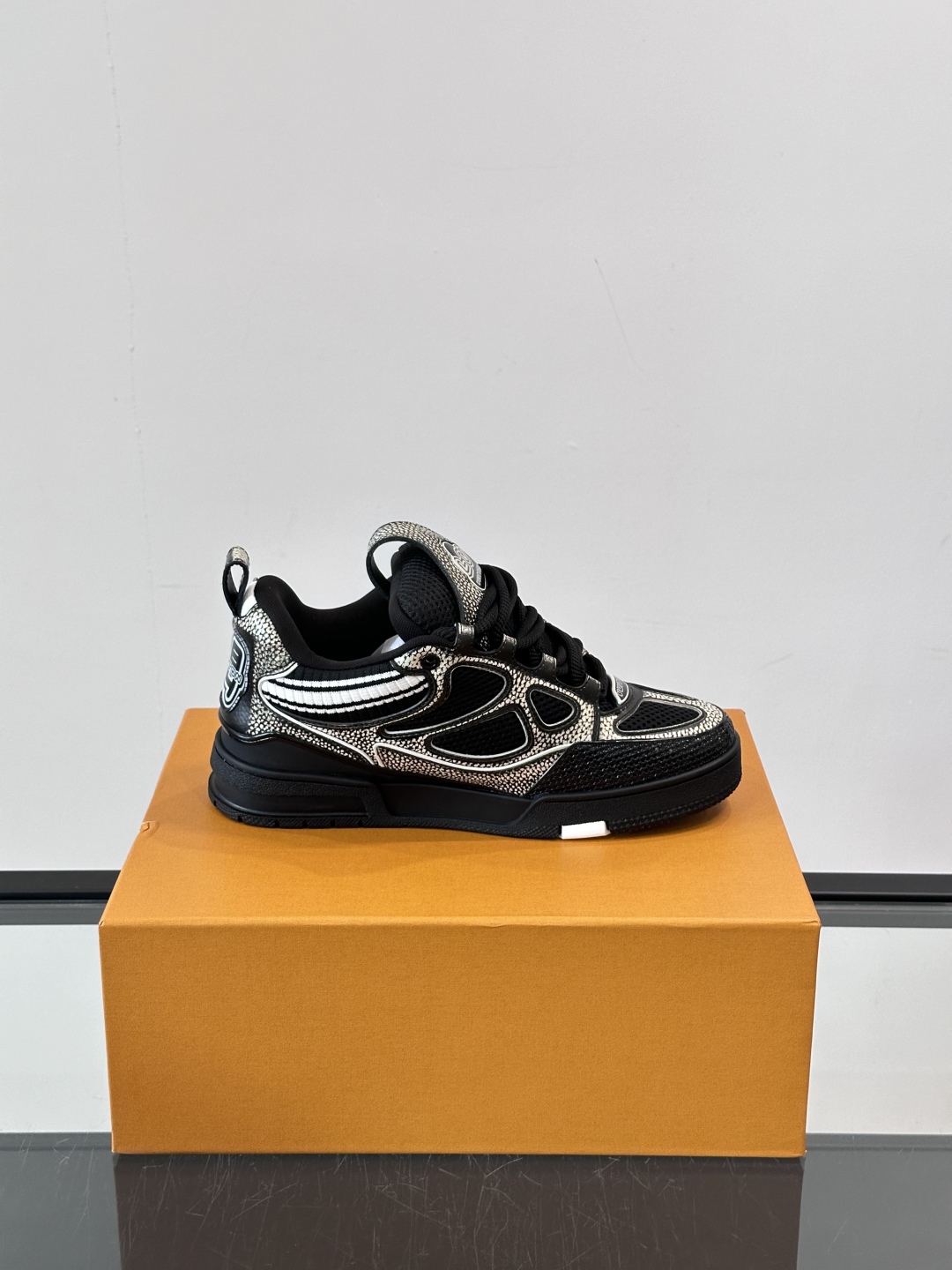 L家Skate ss25运动鞋👟采用复古风格的 calfleather材质，其独特的针织领设计灵感源自运