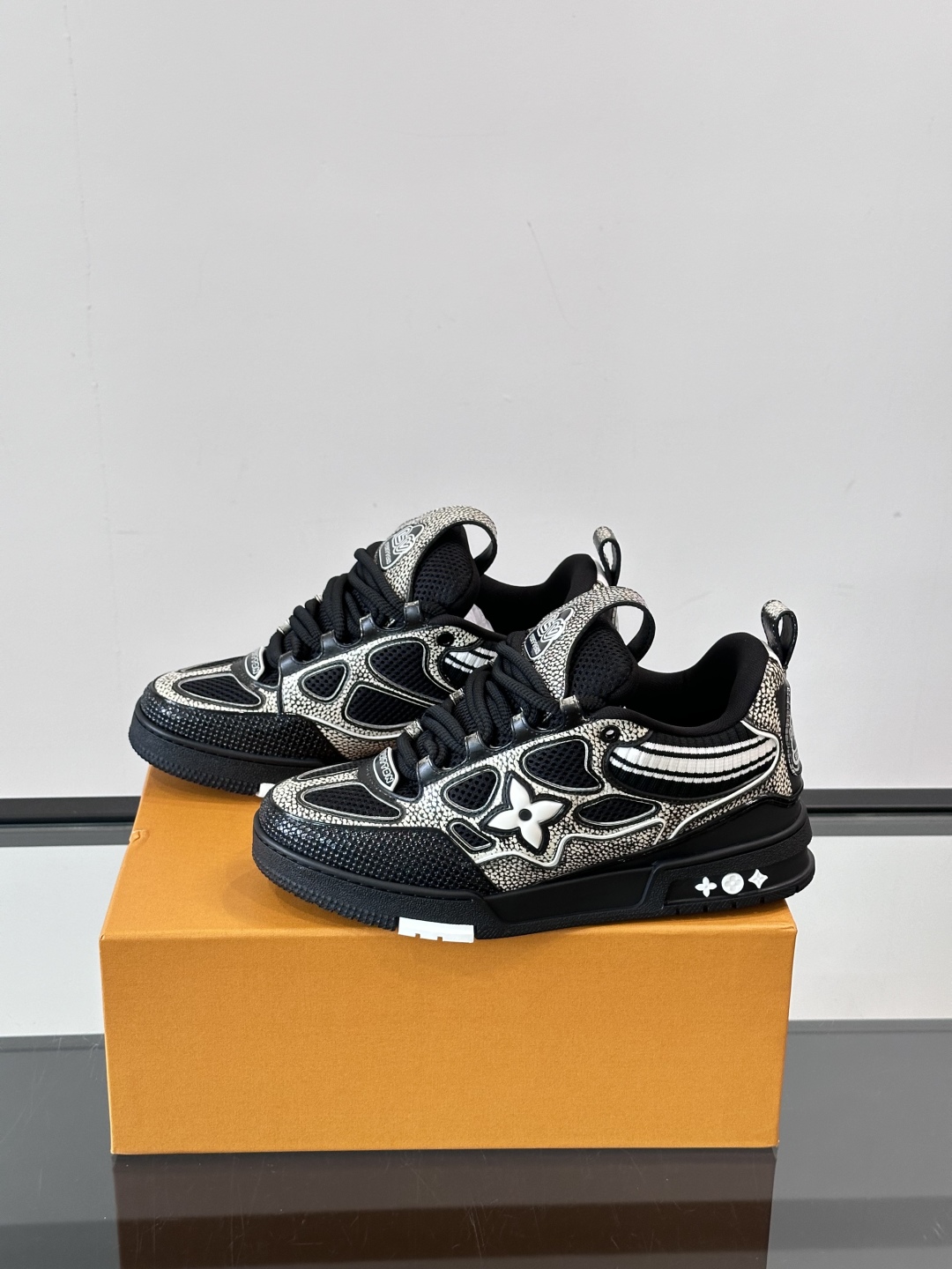 L家Skate ss25运动鞋👟采用复古风格的 calfleather材质，其独特的针织领设计灵感源自运