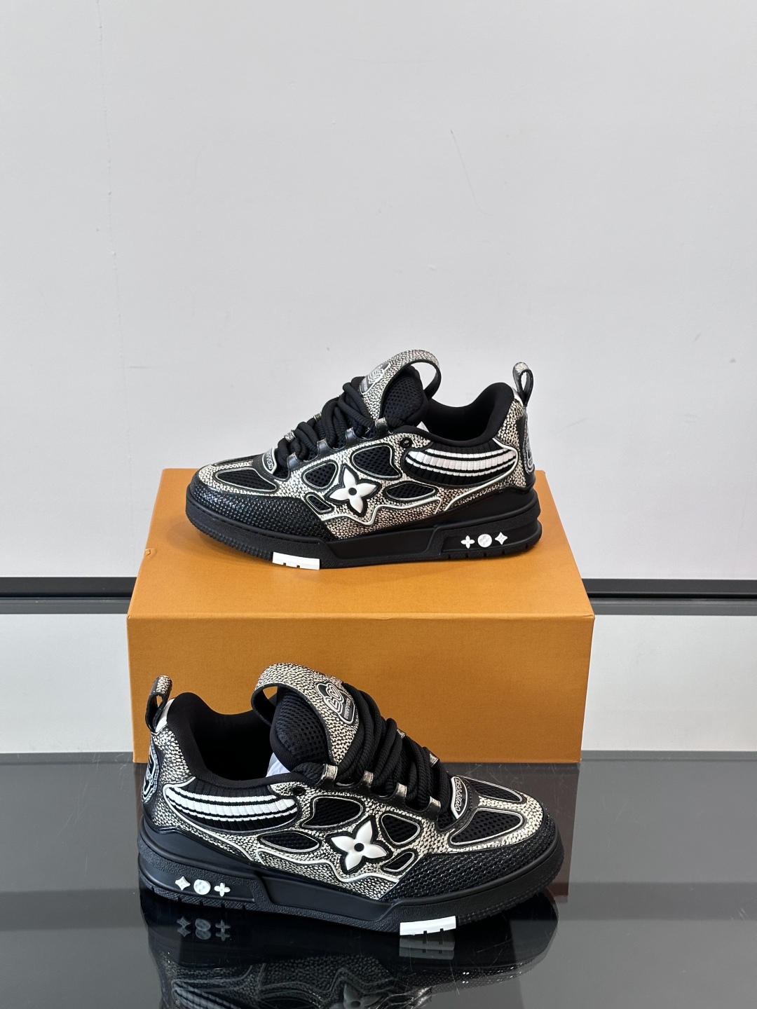 L家Skate ss25运动鞋👟采用复古风格的 calfleather材质，其独特的针织领设计灵感源自运