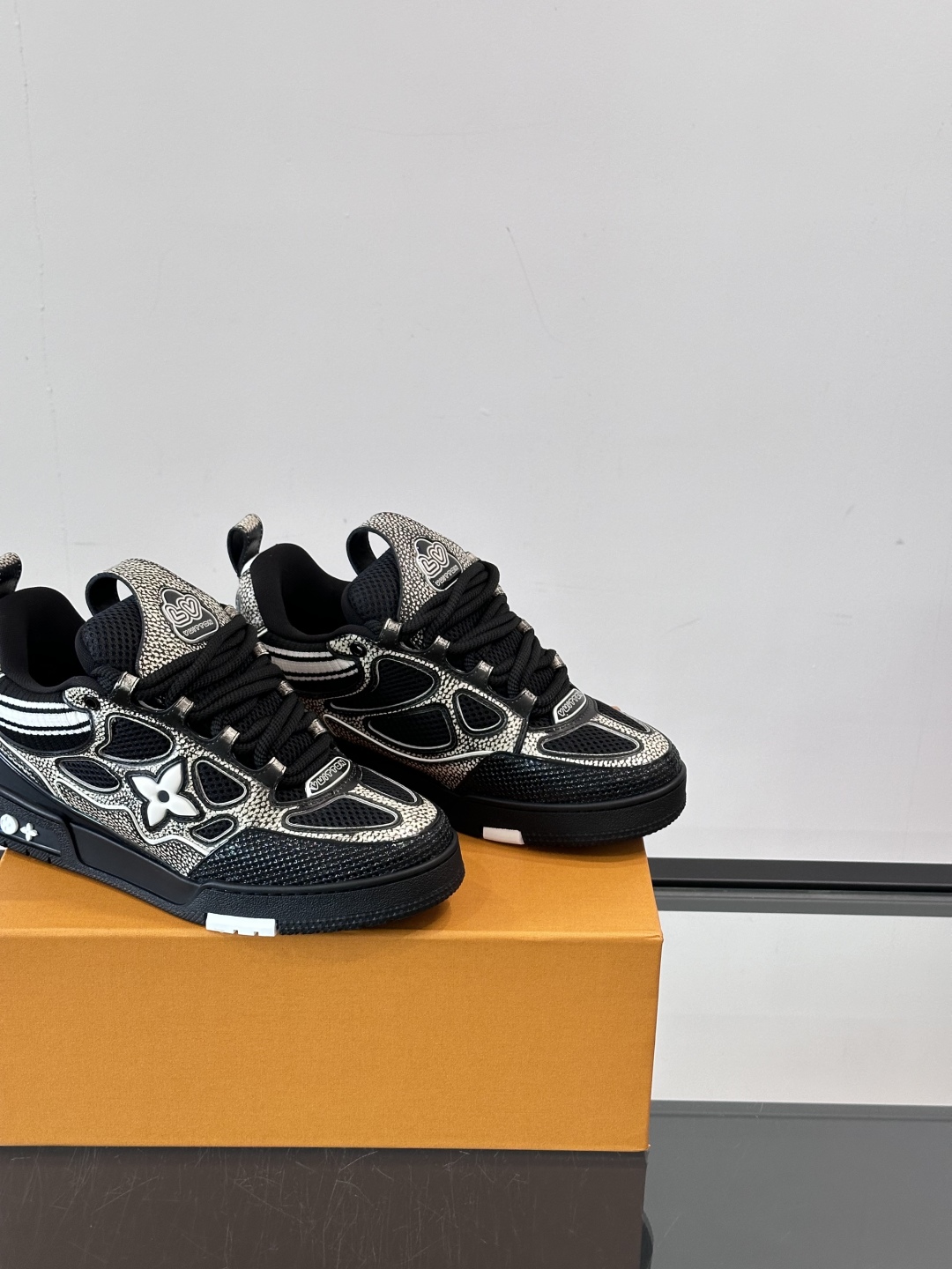 L家Skate ss25运动鞋👟采用复古风格的 calfleather材质，其独特的针织领设计灵感源自运