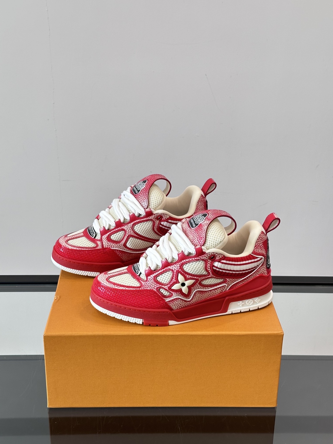 L家Skate ss25运动鞋👟采用复古风格的 calfleather材质，其独特的针织领设计灵感源自运