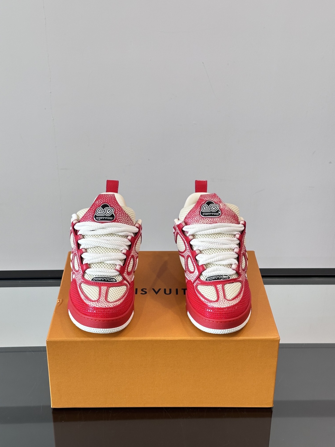 L家Skate ss25运动鞋👟采用复古风格的 calfleather材质，其独特的针织领设计灵感源自运