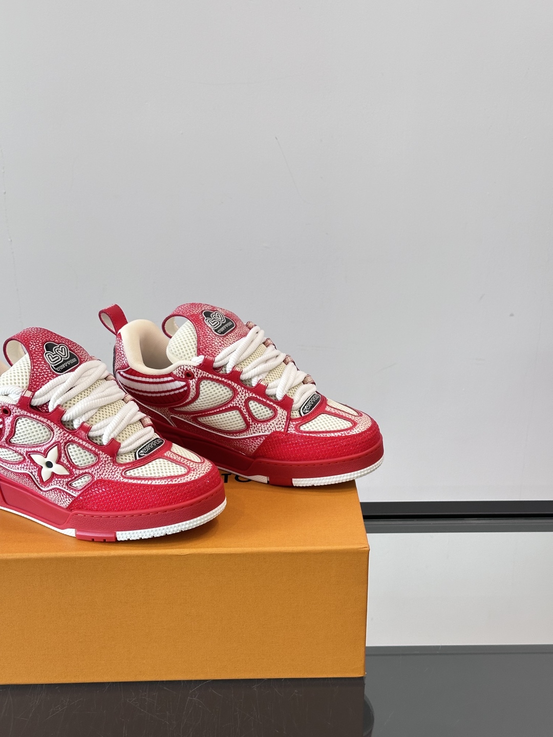 L家Skate ss25运动鞋👟采用复古风格的 calfleather材质，其独特的针织领设计灵感源自运