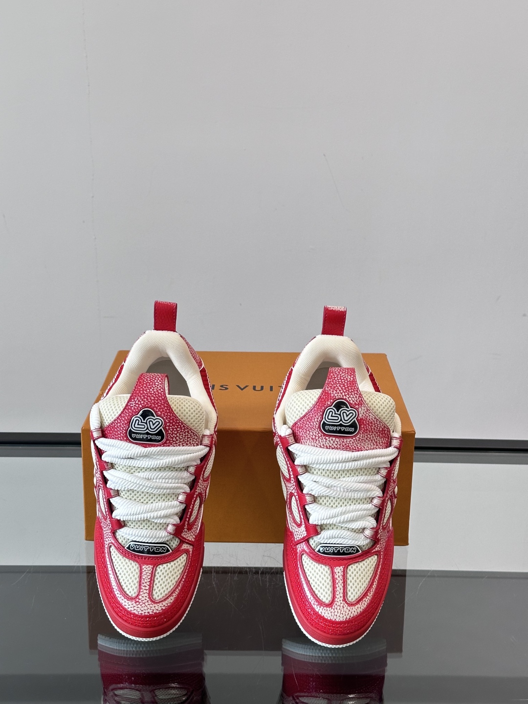 L家Skate ss25运动鞋👟采用复古风格的 calfleather材质，其独特的针织领设计灵感源自运