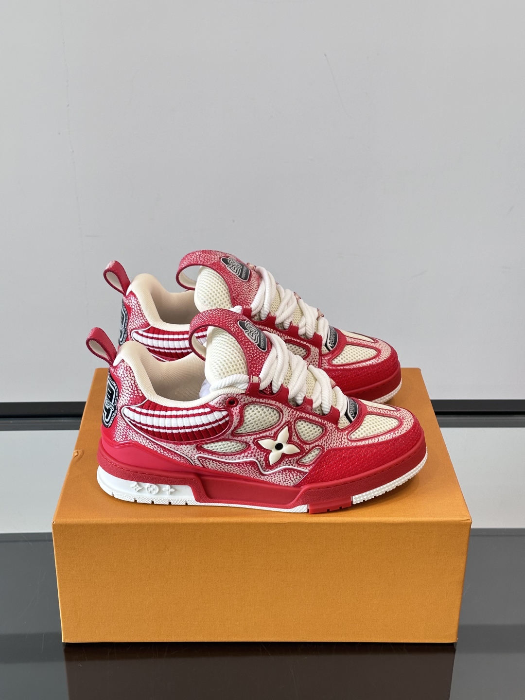L家Skate ss25运动鞋👟采用复古风格的 calfleather材质，其独特的针织领设计灵感源自运