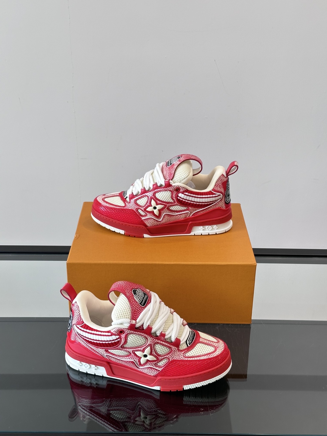 L家Skate ss25运动鞋👟采用复古风格的 calfleather材质，其独特的针织领设计灵感源自运
