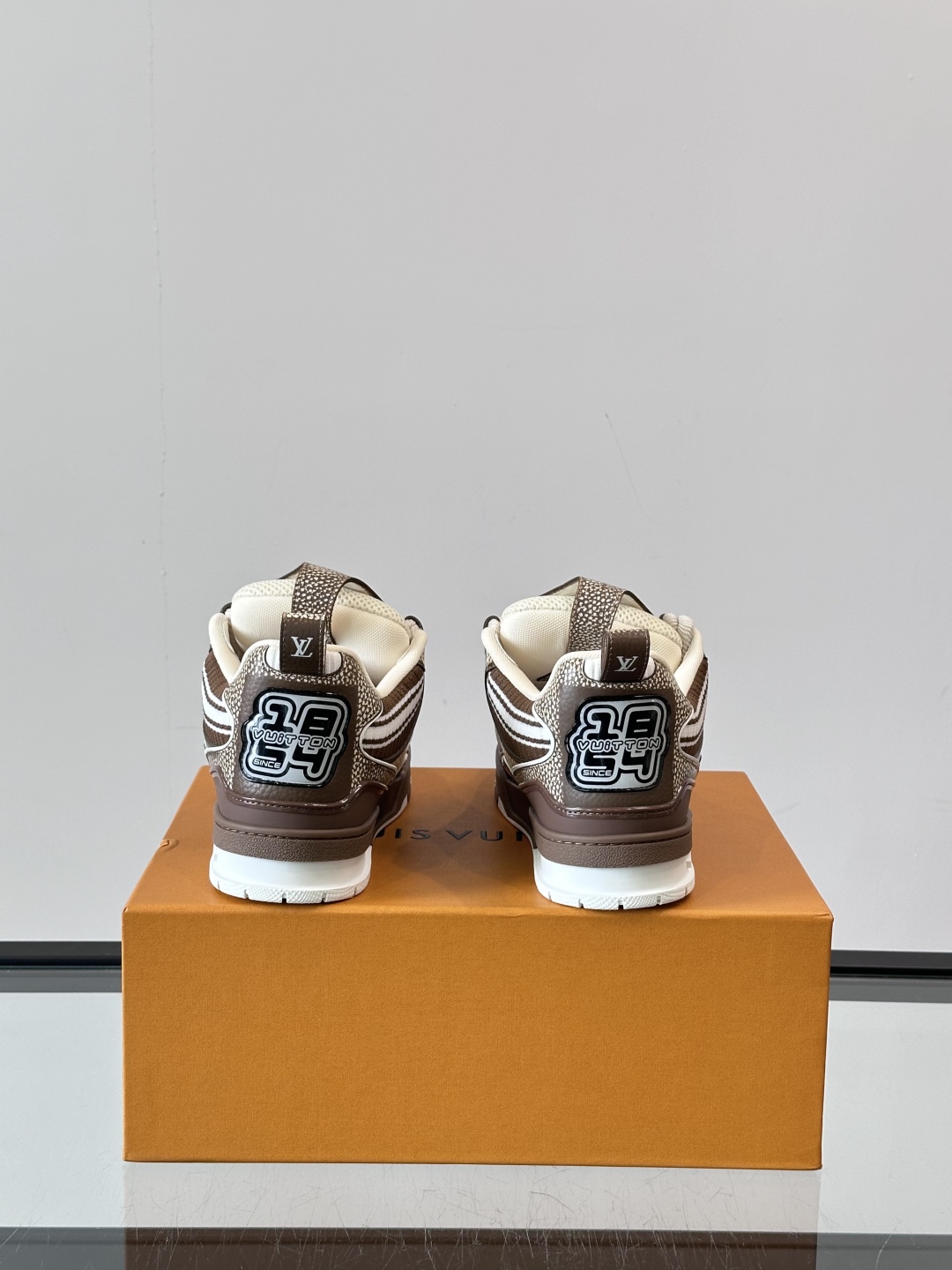 L家Skate ss25运动鞋👟采用复古风格的 calfleather材质，其独特的针织领设计灵感源自运