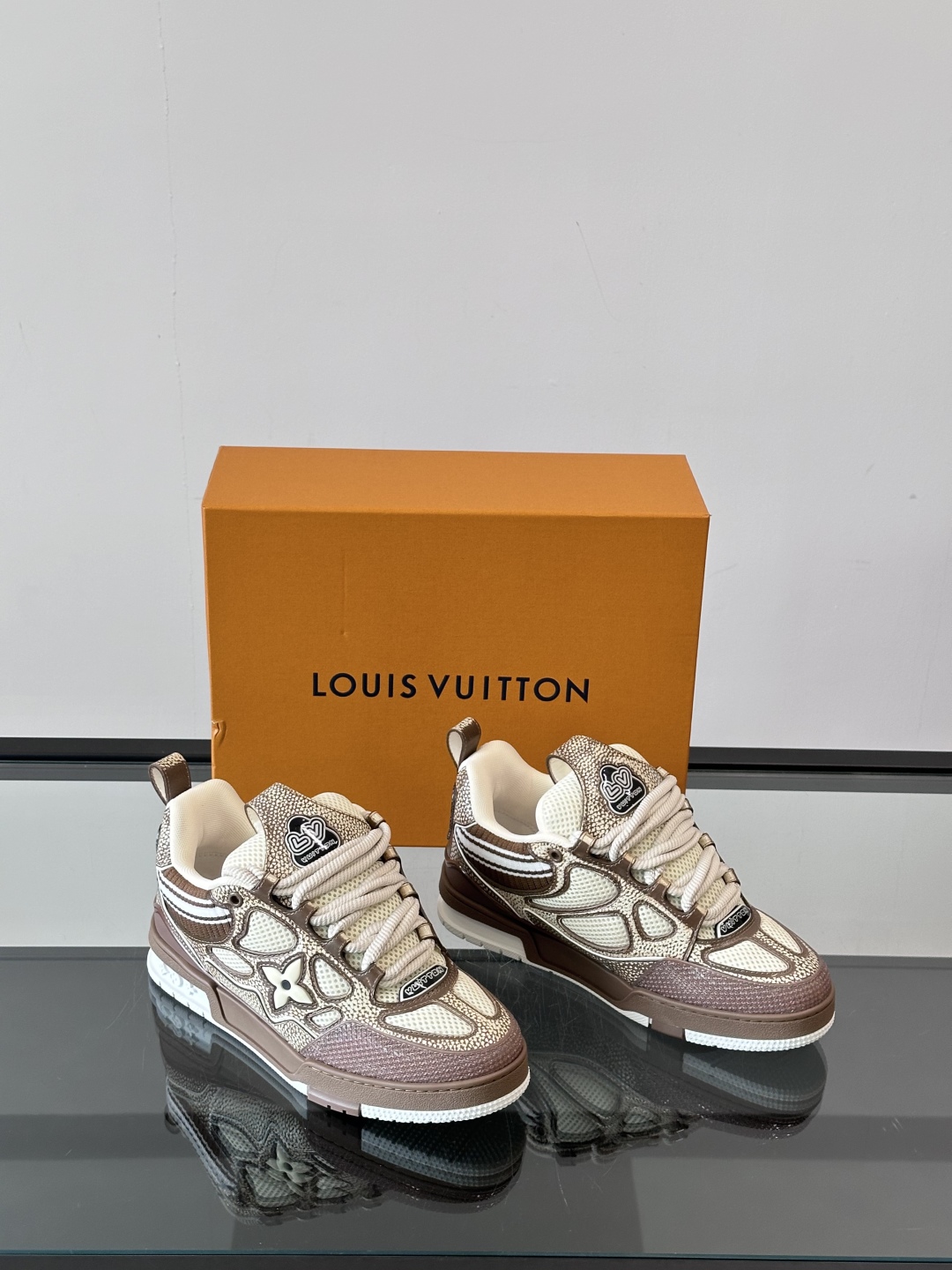 L家Skate ss25运动鞋👟采用复古风格的 calfleather材质，其独特的针织领设计灵感源自运