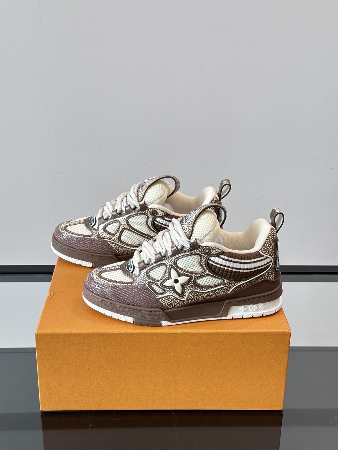 L家Skate ss25运动鞋👟采用复古风格的 calfleather材质，其独特的针织领设计灵感源自运