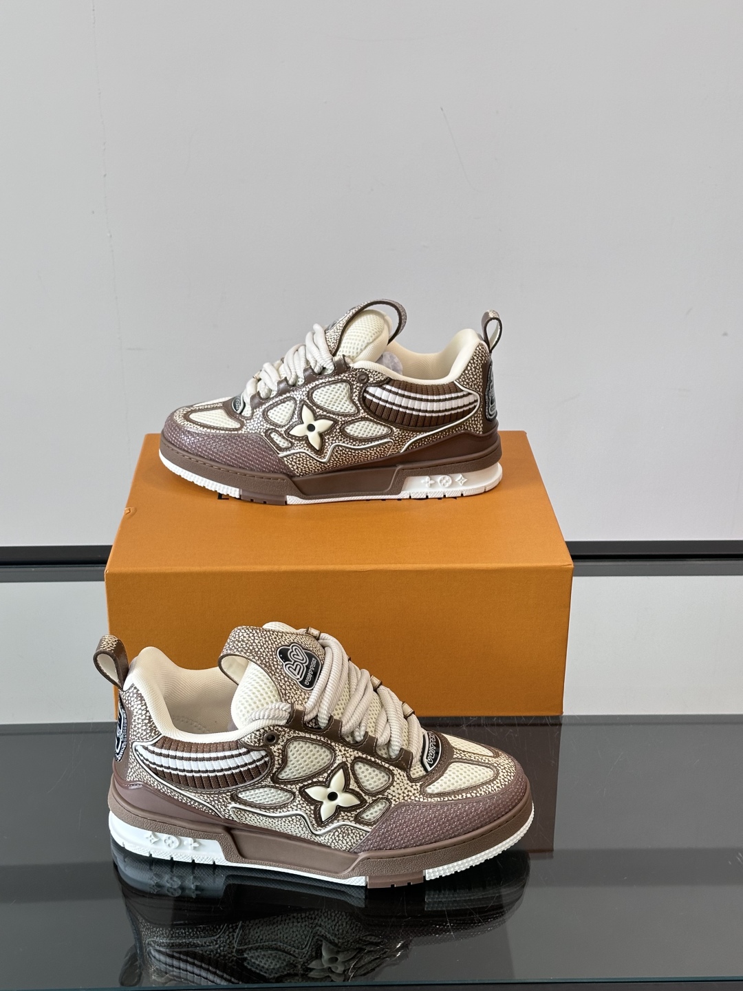 L家Skate ss25运动鞋👟采用复古风格的 calfleather材质，其独特的针织领设计灵感源自运