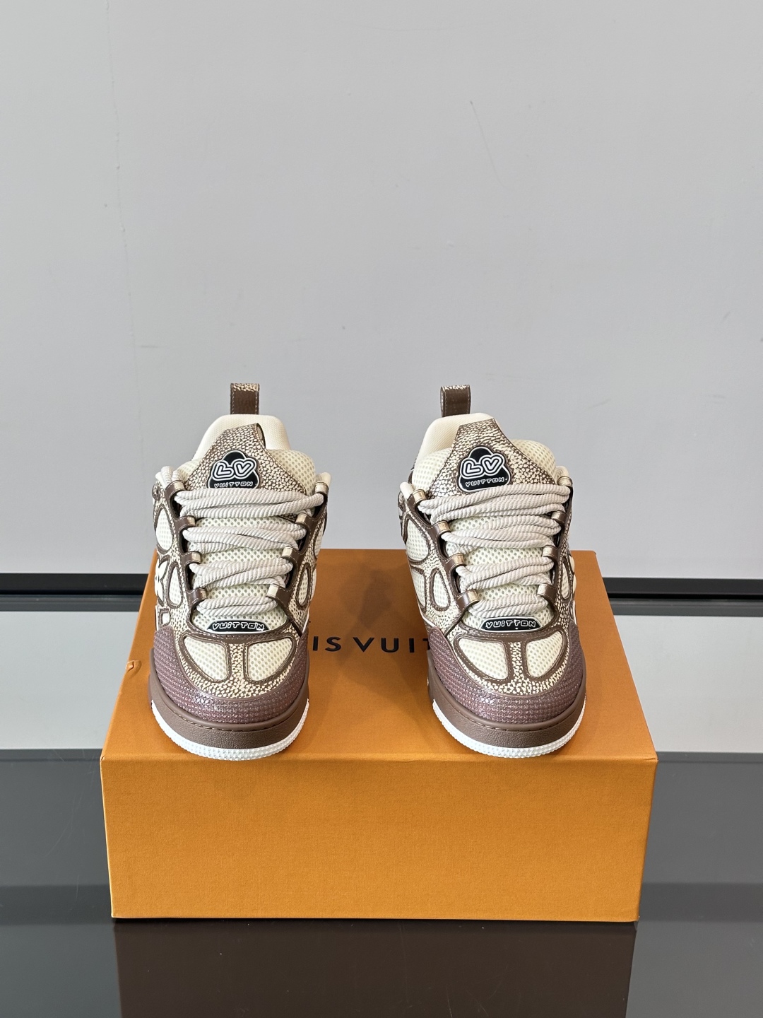 L家Skate ss25运动鞋👟采用复古风格的 calfleather材质，其独特的针织领设计灵感源自运
