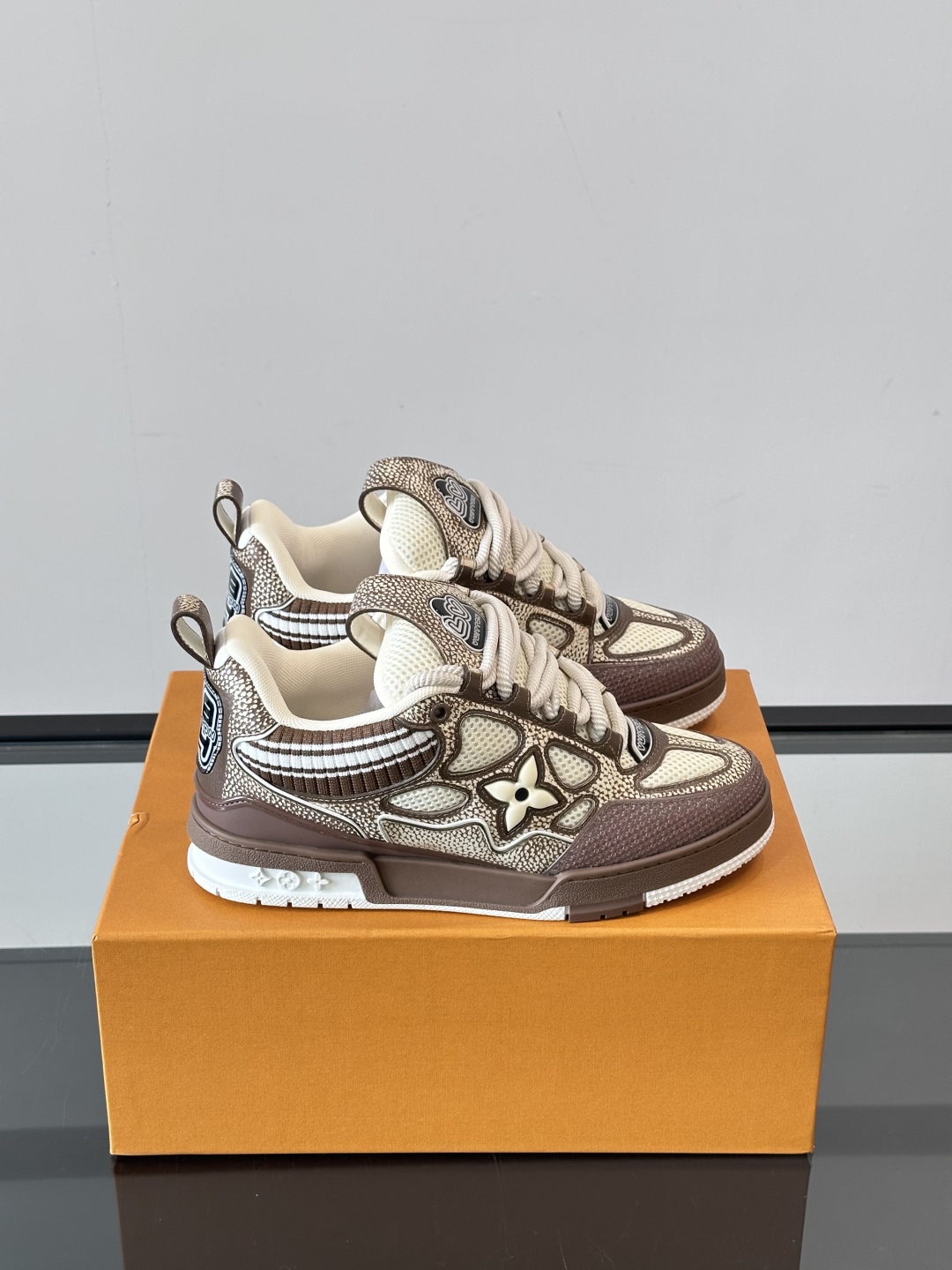 L家Skate ss25运动鞋👟采用复古风格的 calfleather材质，其独特的针织领设计灵感源自运