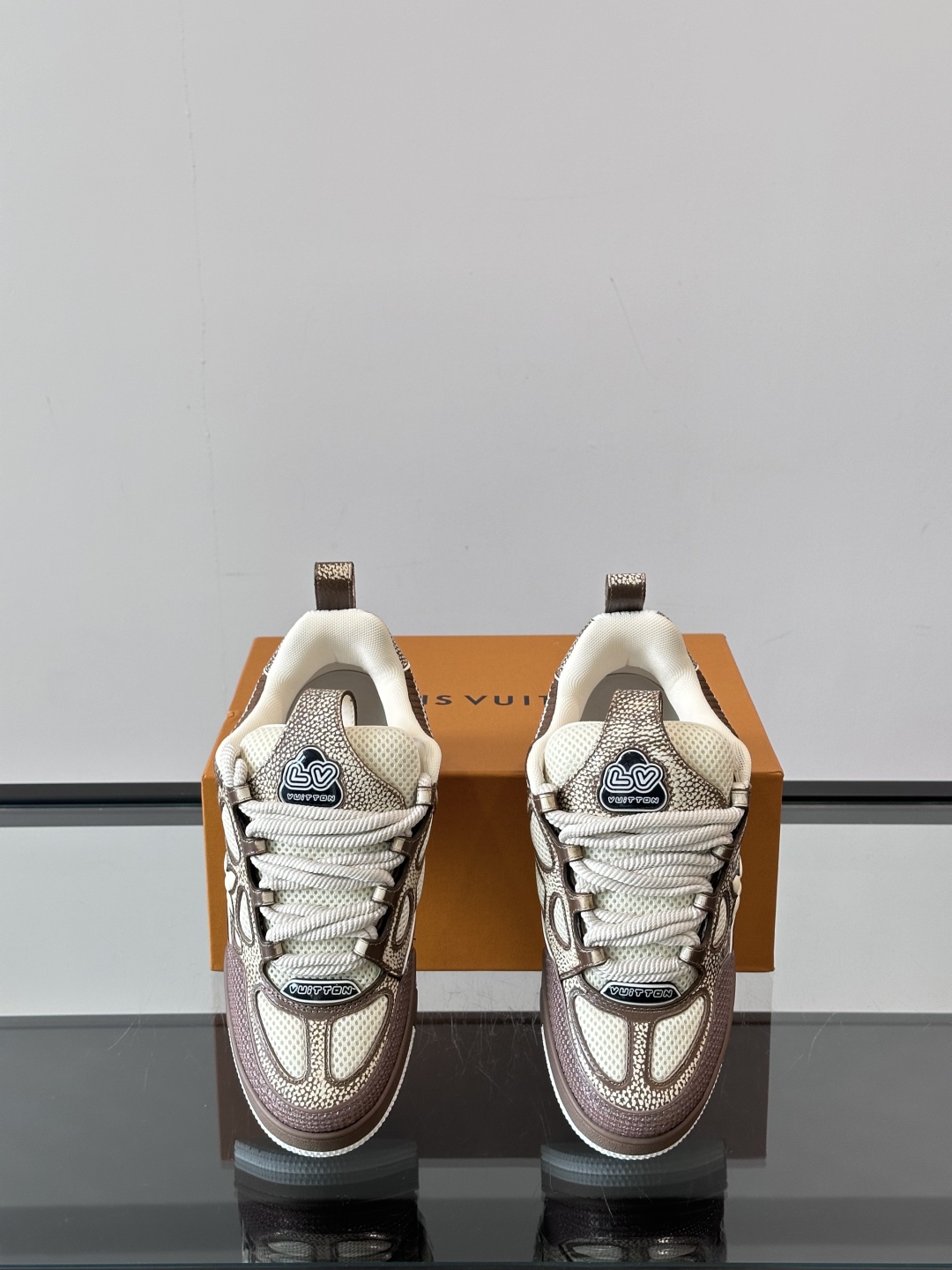 L家Skate ss25运动鞋👟采用复古风格的 calfleather材质，其独特的针织领设计灵感源自运