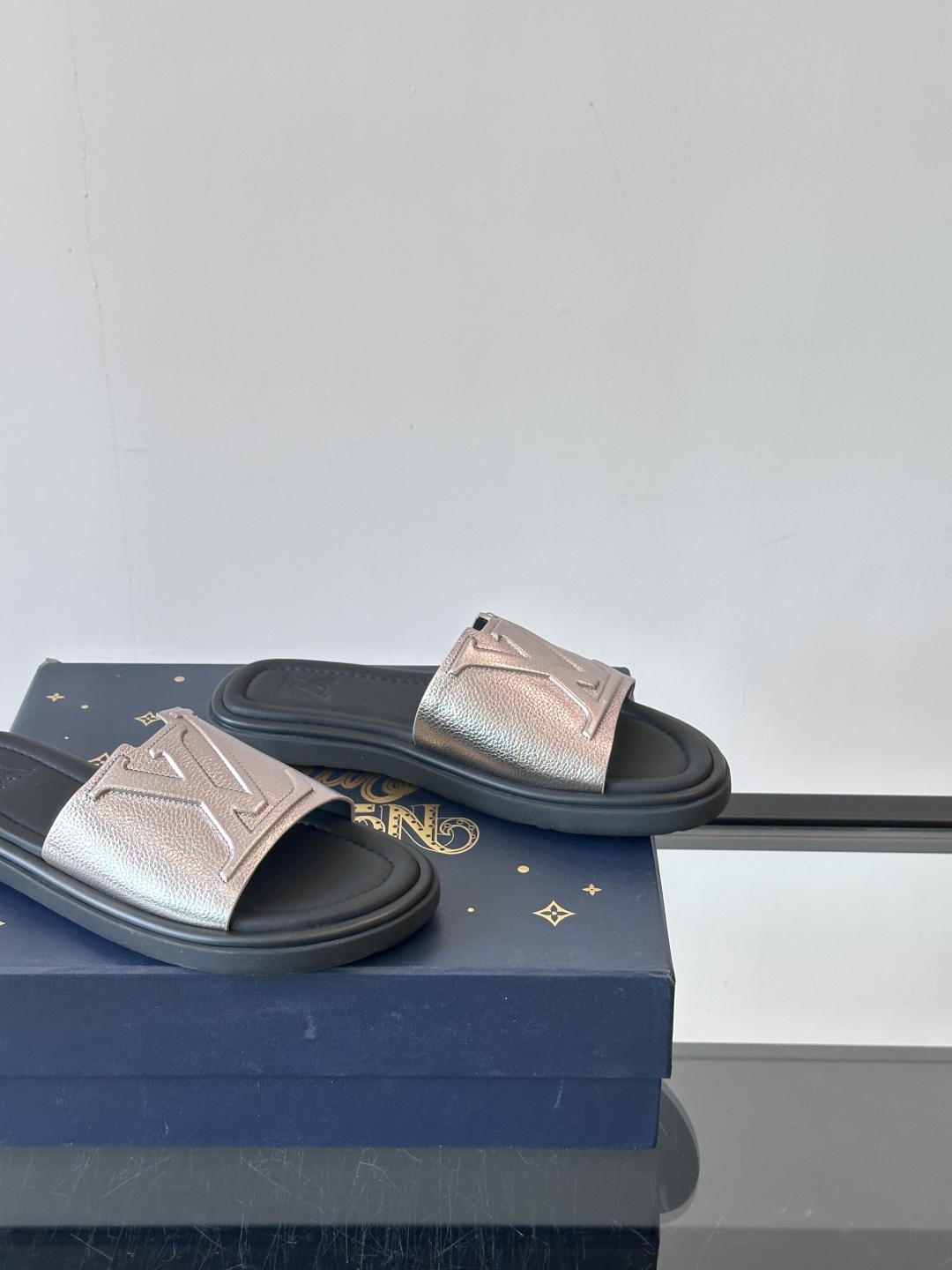 Louis Vuitton ss25 new arrival LV驴牌春夏系列新款平底沙滩拖鞋🥿简约精致