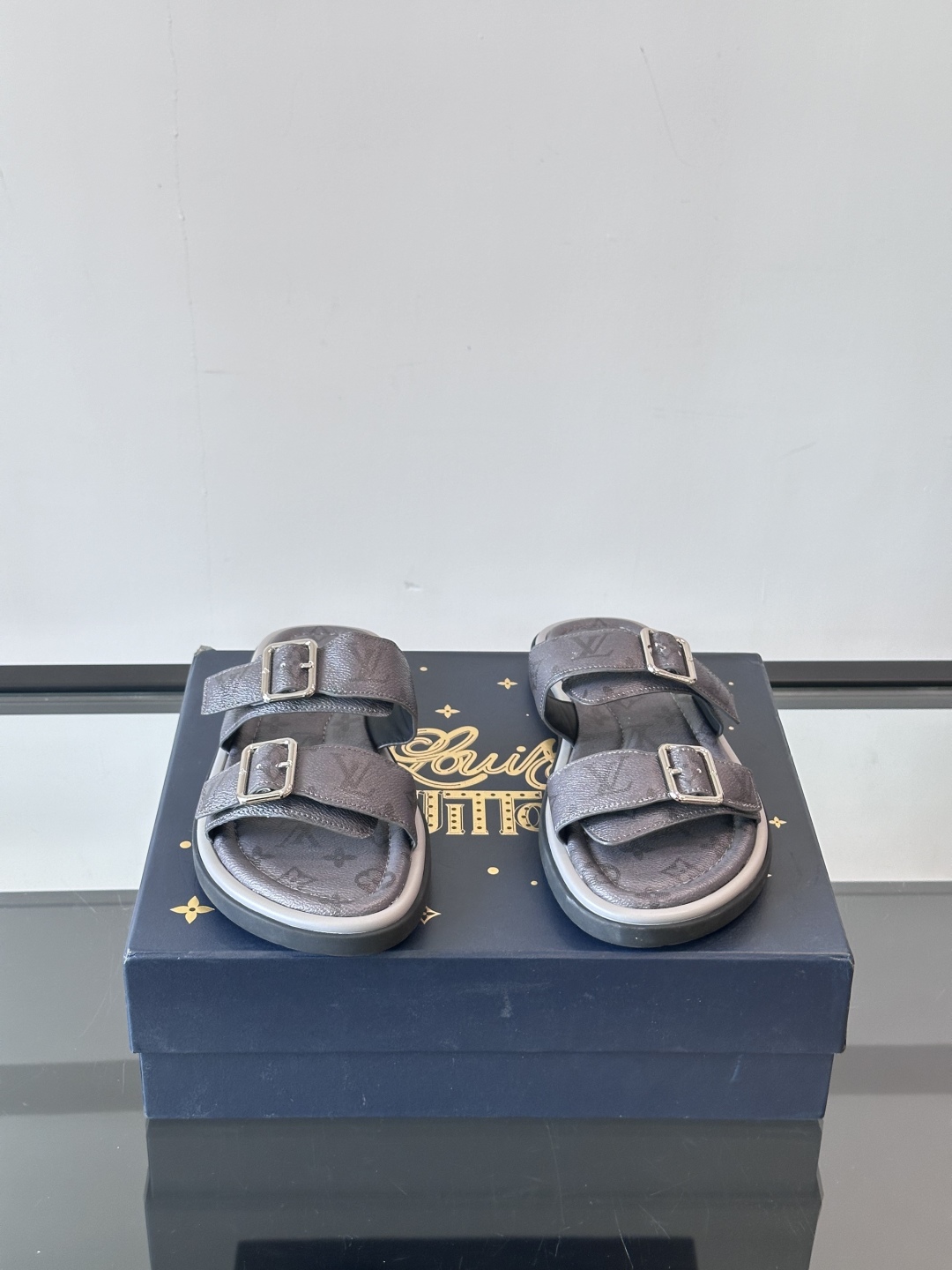 ◾️▫️L 牌奢品男士拖鞋，11高端品质，头层牛皮材质，休闲阳光宽松舒适型，最高版本高品质精品，百经典款
