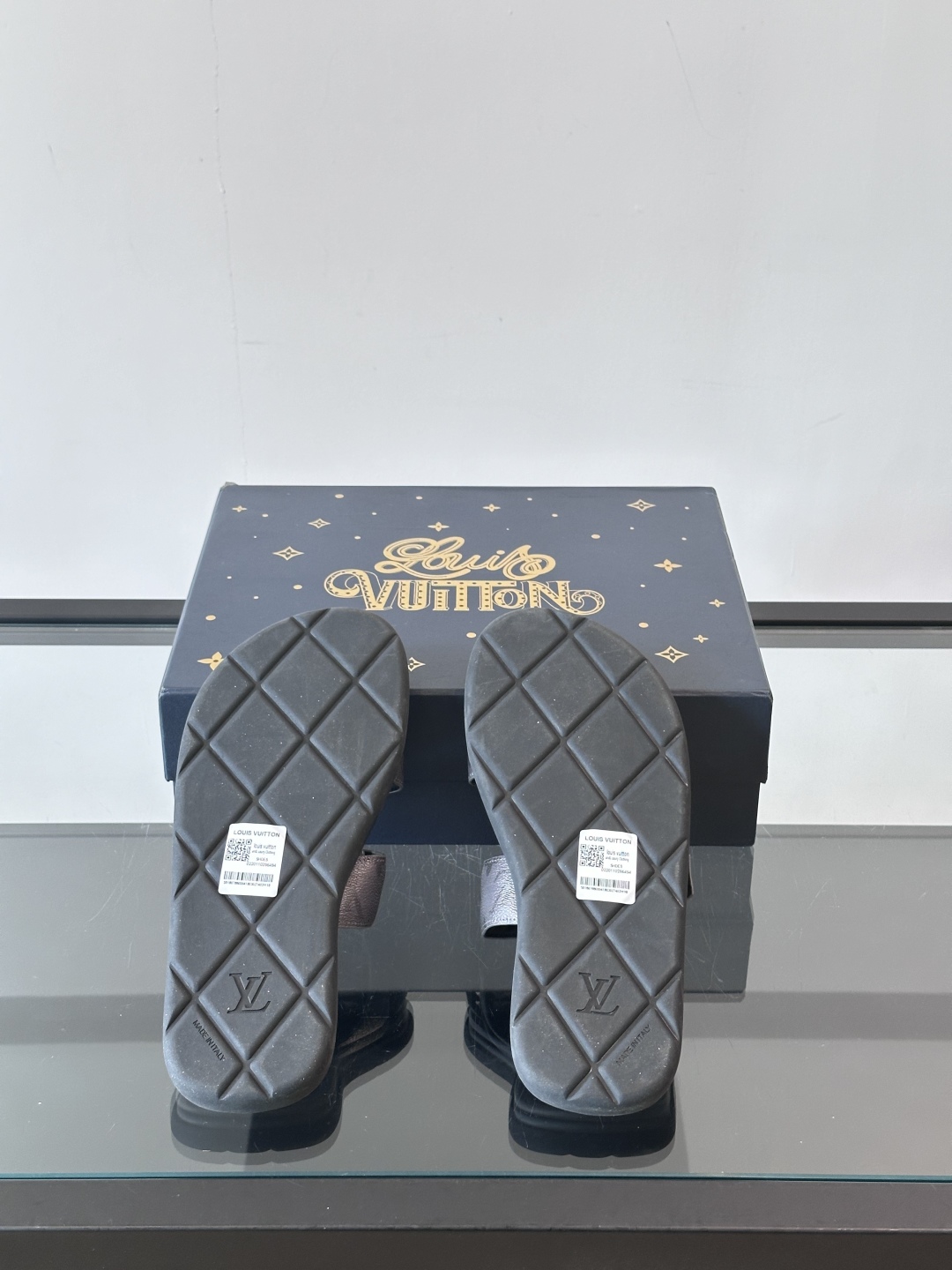 ◾️▫️L 牌奢品男士拖鞋，11高端品质，头层牛皮材质，休闲阳光宽松舒适型，最高版本高品质精品，百经典款