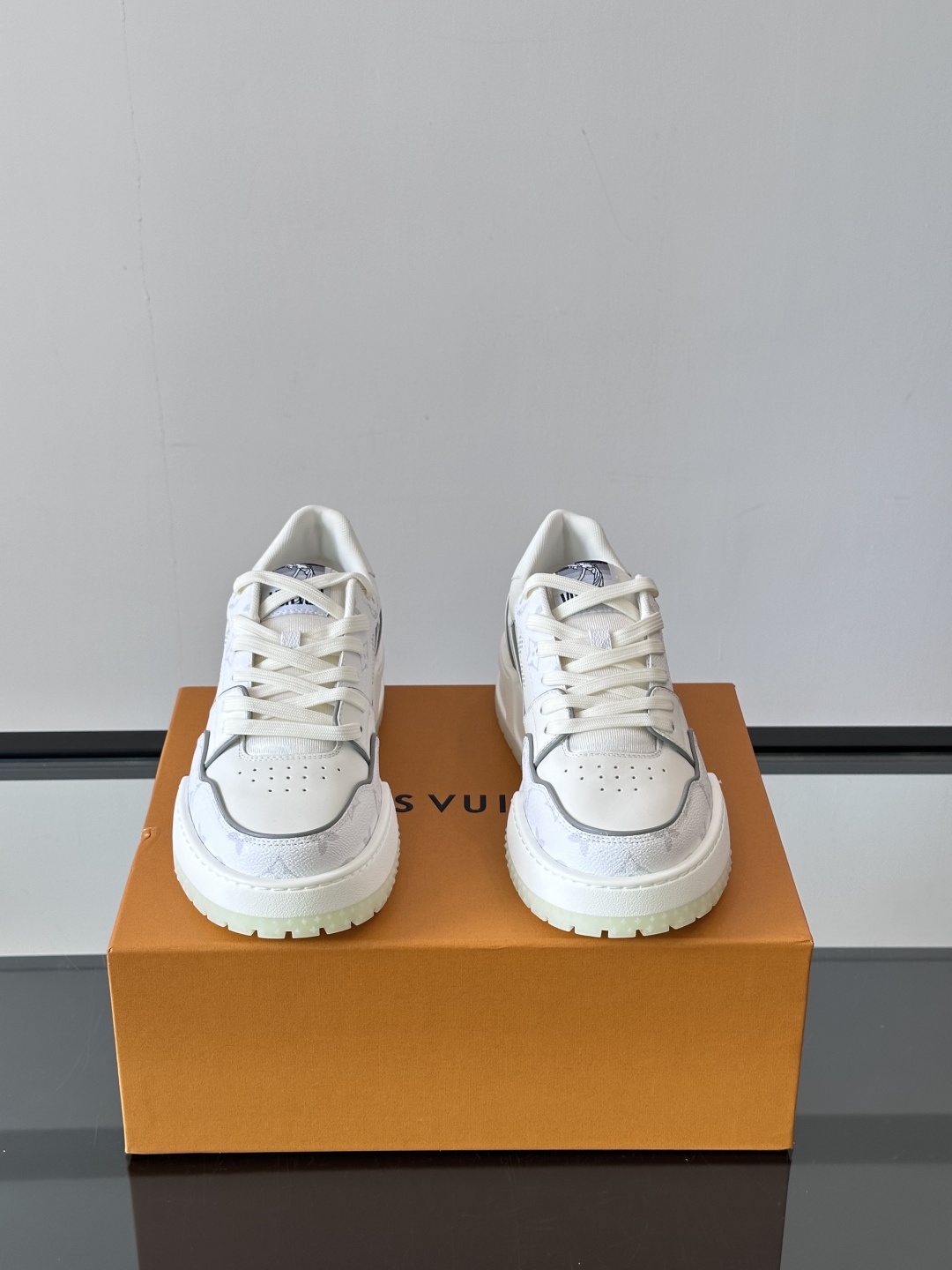 L v奢品🆕男士厚底休闲运动鞋，选用进口小牛皮打造，加衬鞋领和鲜明缝线丰富整体结构。L*V字母与路易标识