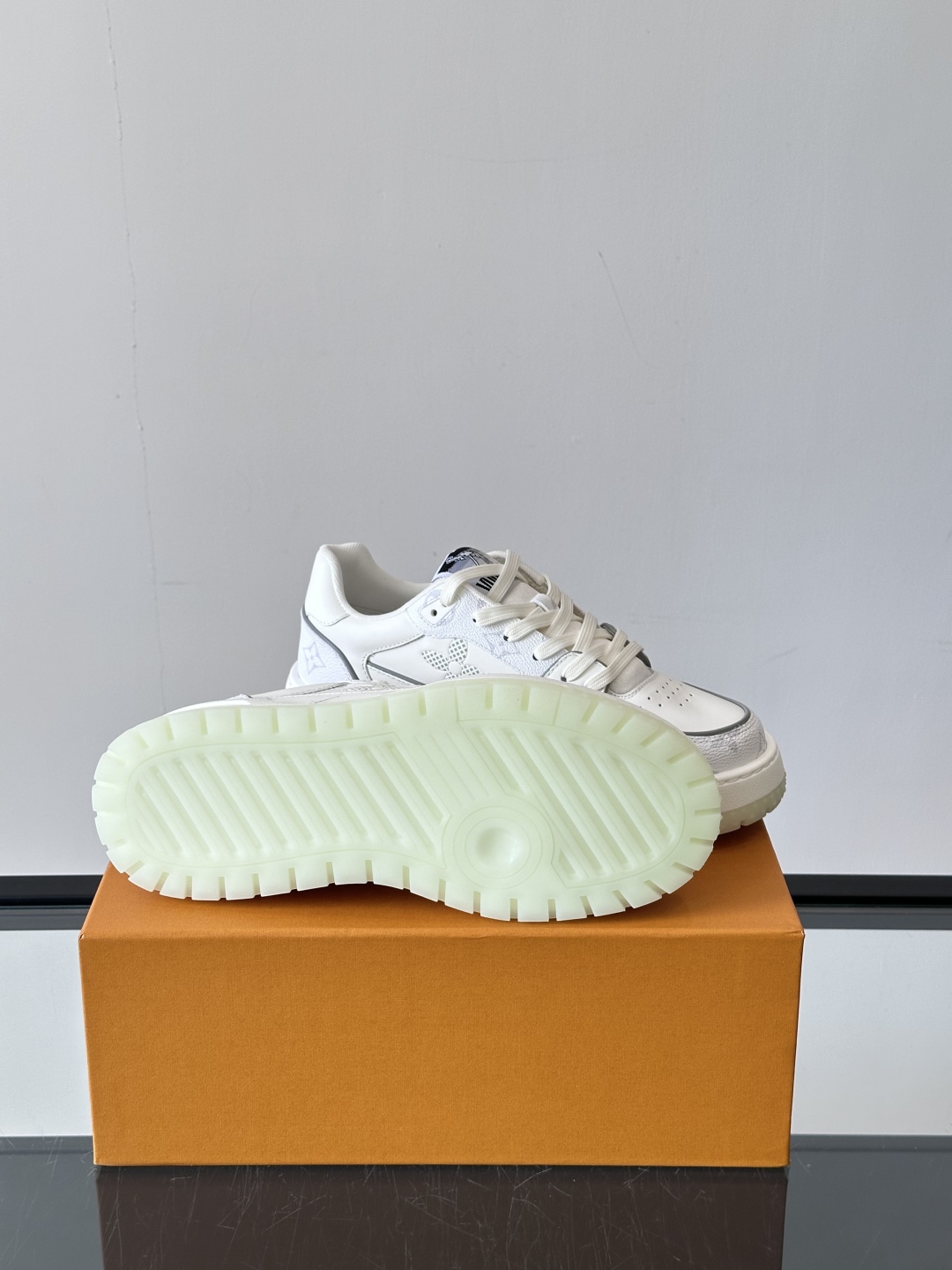 L v奢品🆕男士厚底休闲运动鞋，选用进口小牛皮打造，加衬鞋领和鲜明缝线丰富整体结构。L*V字母与路易标识