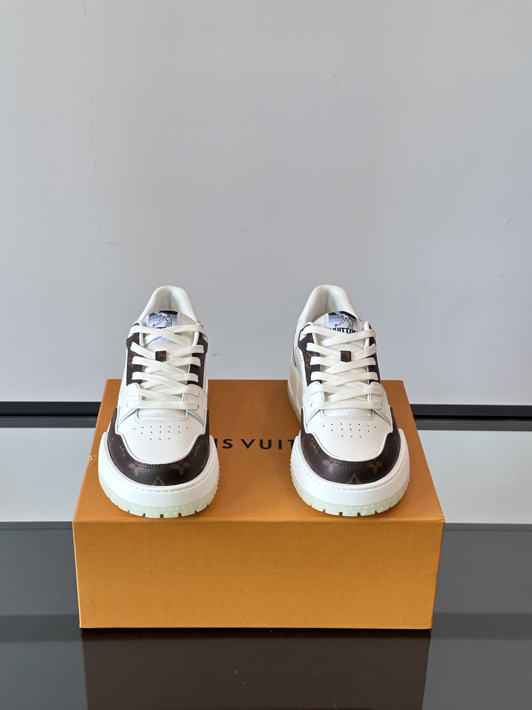 L v奢品🆕男士厚底休闲运动鞋，选用进口小牛皮打造，加衬鞋领和鲜明缝线丰富整体结构。L*V字母与路易标识