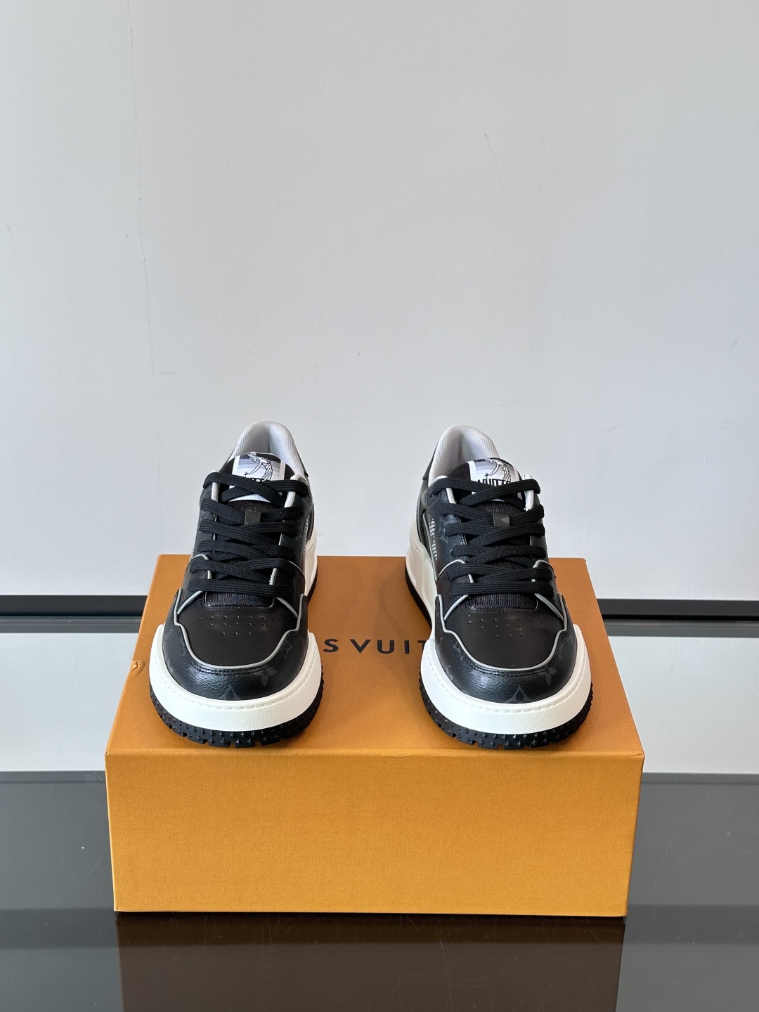 L v奢品🆕男士厚底休闲运动鞋，选用进口小牛皮打造，加衬鞋领和鲜明缝线丰富整体结构。L*V字母与路易标识