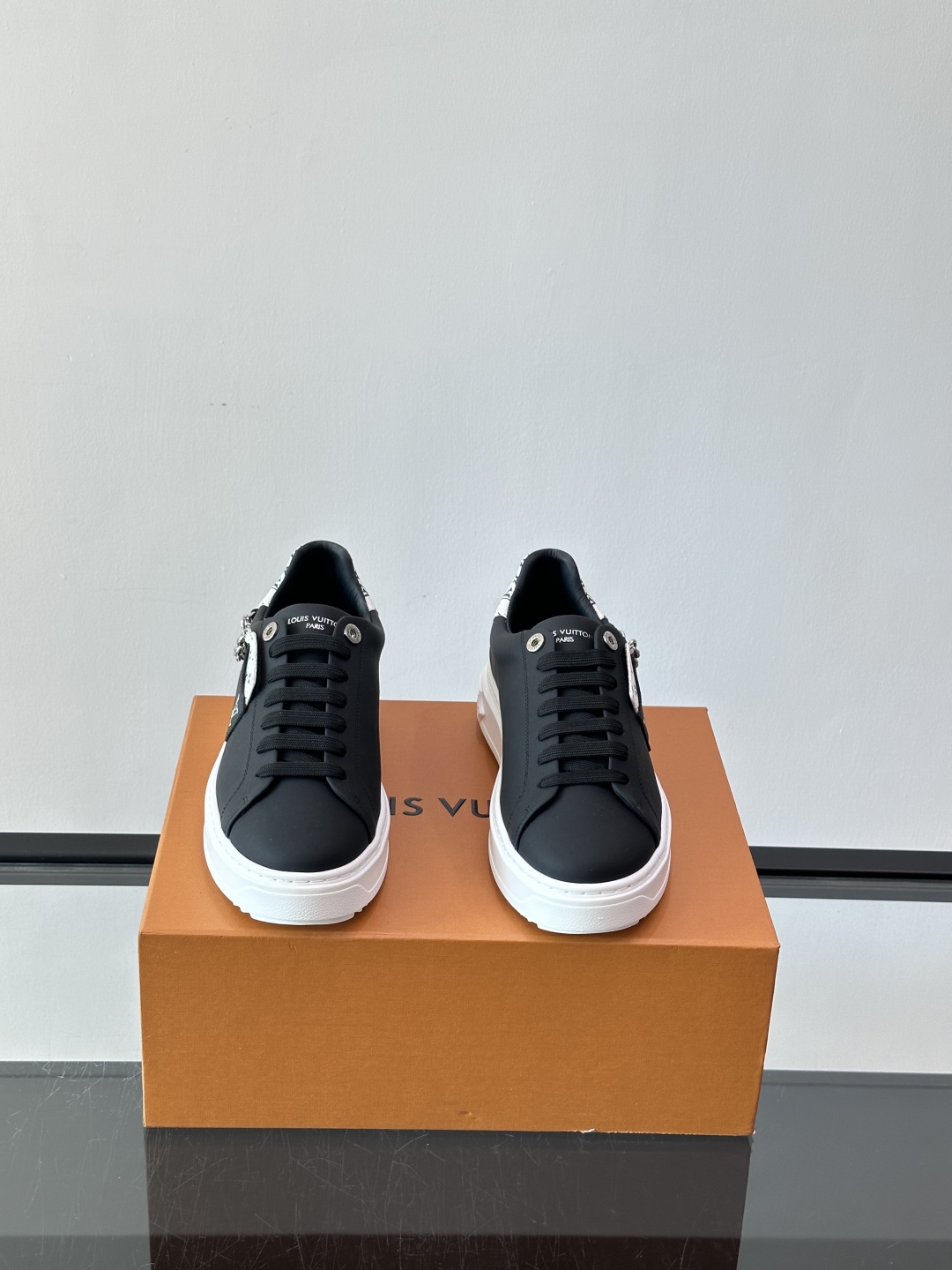 Louis Vuitton 新款Time Out情侣款👫运动鞋👟本款 Time Out 运动鞋拼接牛皮革