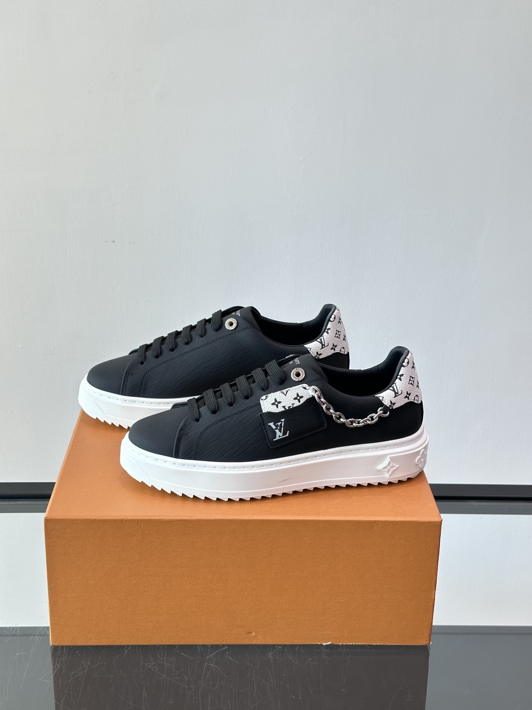 Louis Vuitton 新款Time Out情侣款👫运动鞋👟本款 Time Out 运动鞋拼接牛皮革