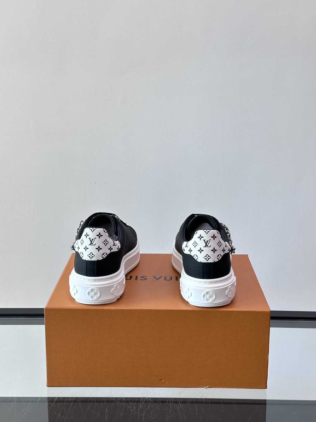 Louis Vuitton 新款Time Out情侣款👫运动鞋👟本款 Time Out 运动鞋拼接牛皮革