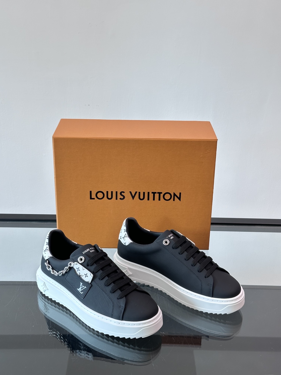 Louis Vuitton 新款Time Out情侣款👫运动鞋👟本款 Time Out 运动鞋拼接牛皮革