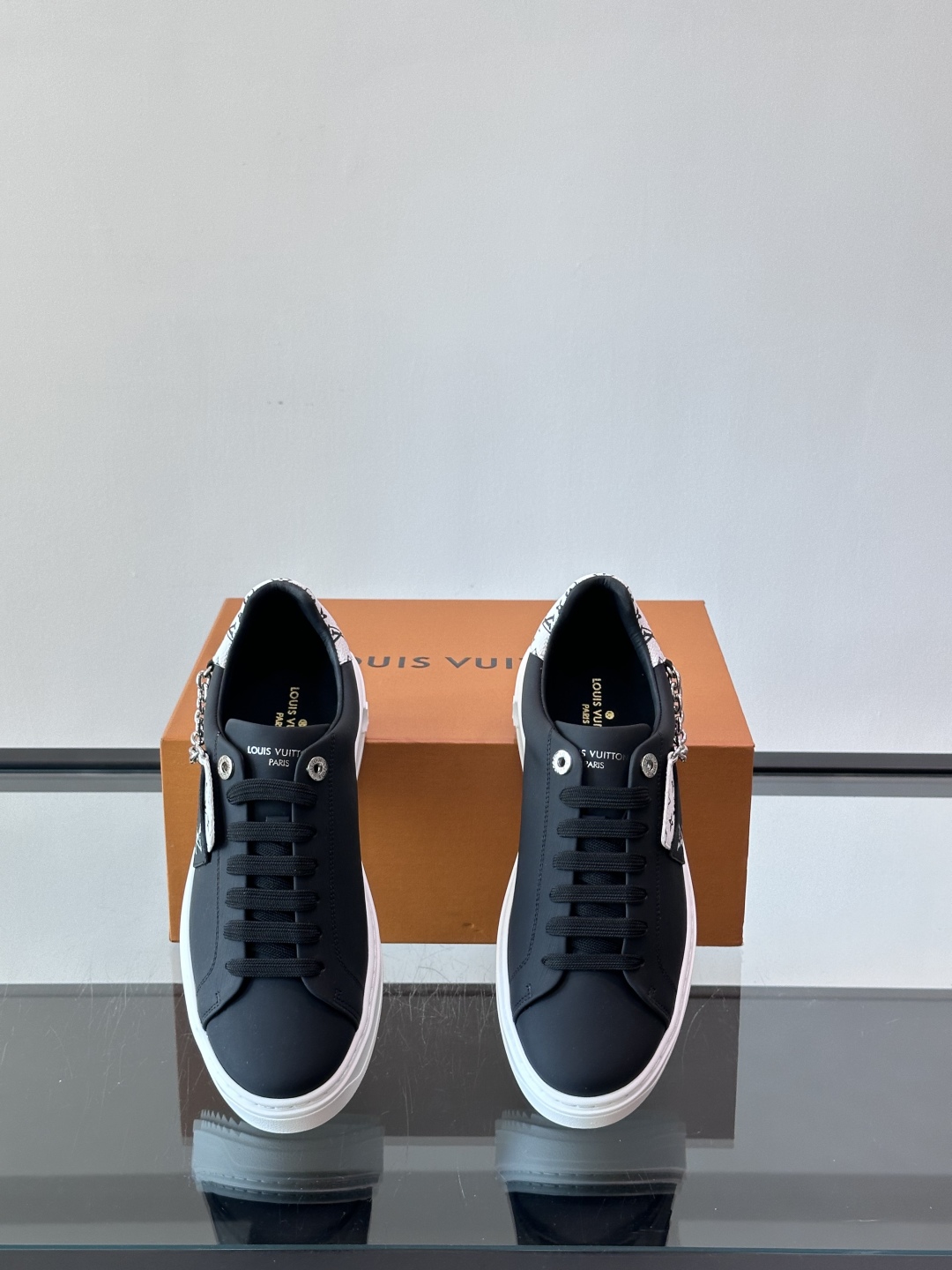 Louis Vuitton 新款Time Out情侣款👫运动鞋👟本款 Time Out 运动鞋拼接牛皮革