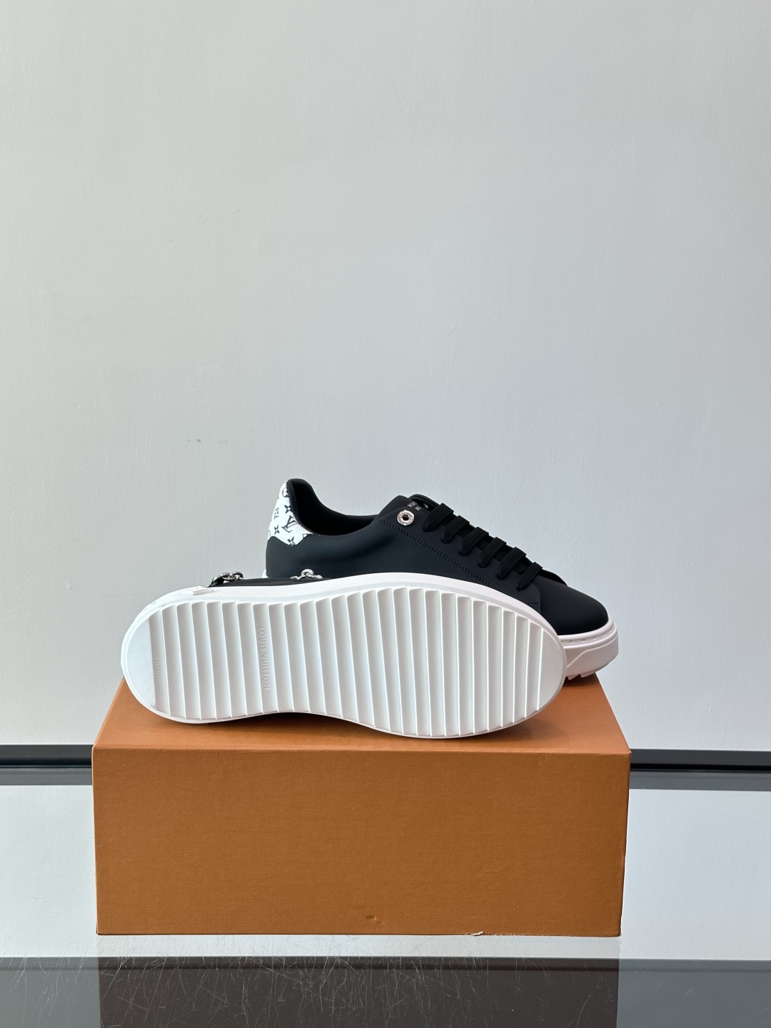 Louis Vuitton 新款Time Out情侣款👫运动鞋👟本款 Time Out 运动鞋拼接牛皮革