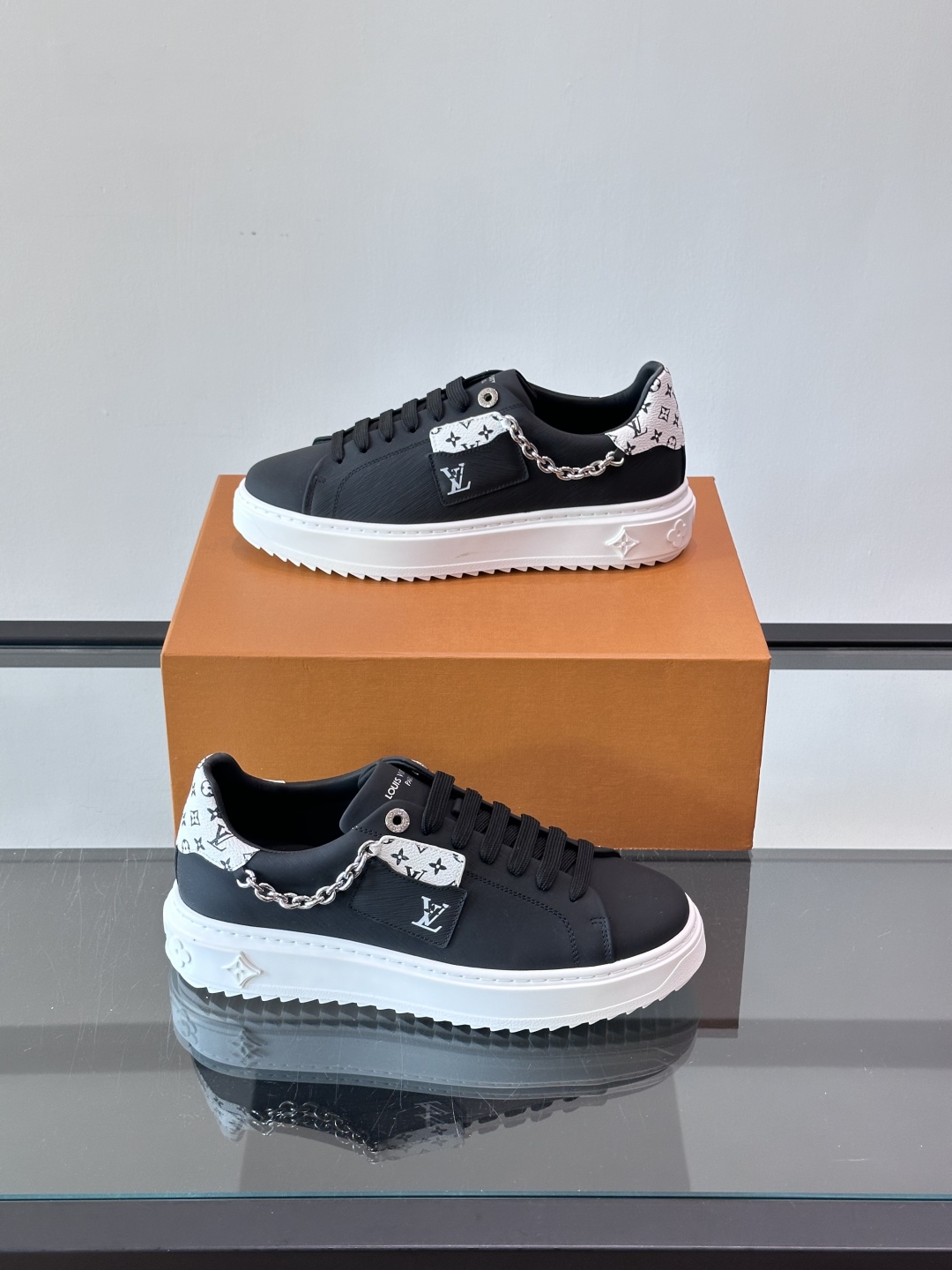 Louis Vuitton 新款Time Out情侣款👫运动鞋👟本款 Time Out 运动鞋拼接牛皮革