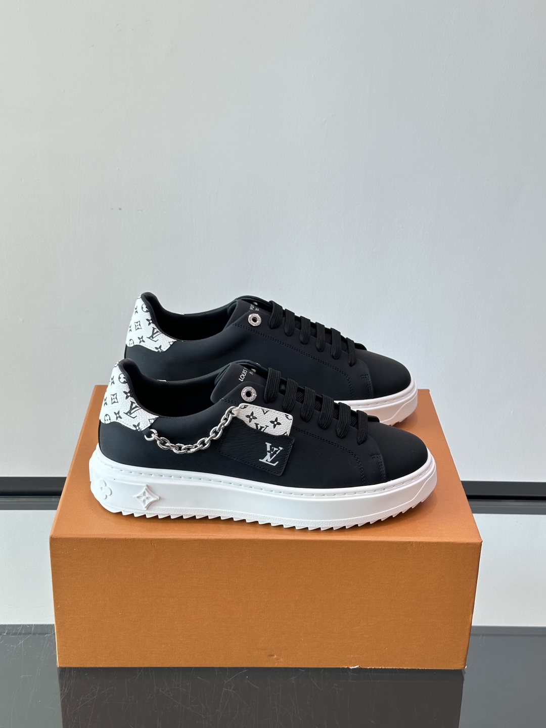 Louis Vuitton 新款Time Out情侣款👫运动鞋👟本款 Time Out 运动鞋拼接牛皮革