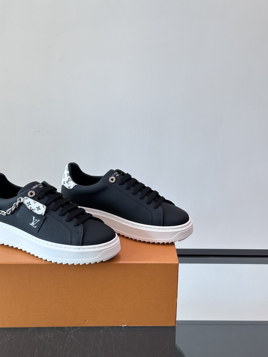Louis Vuitton 新款Time Out情侣款👫运动鞋👟本款 Time Out 运动鞋拼接牛皮革