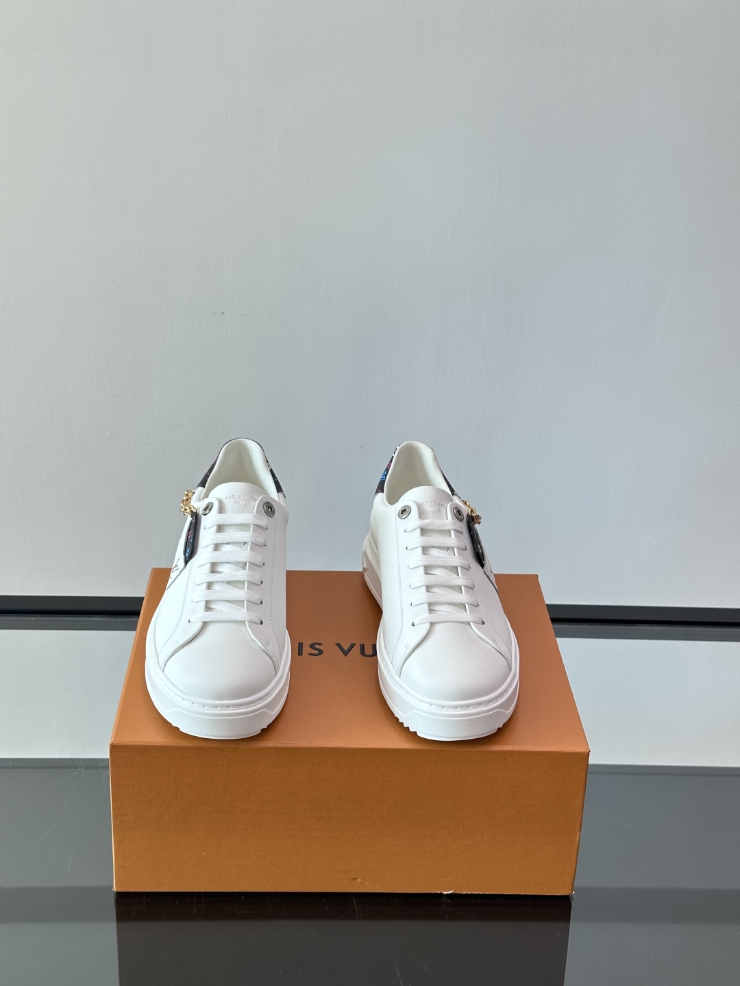 Louis Vuitton 新款Time Out情侣款👫运动鞋👟本款 Time Out 运动鞋拼接牛皮革