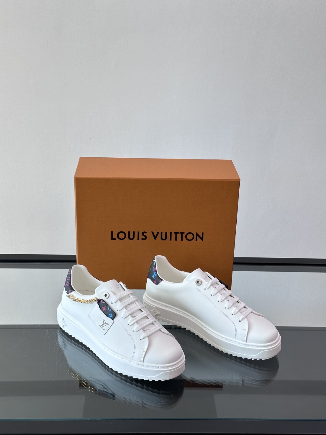 Louis Vuitton 新款Time Out情侣款👫运动鞋👟本款 Time Out 运动鞋拼接牛皮革
