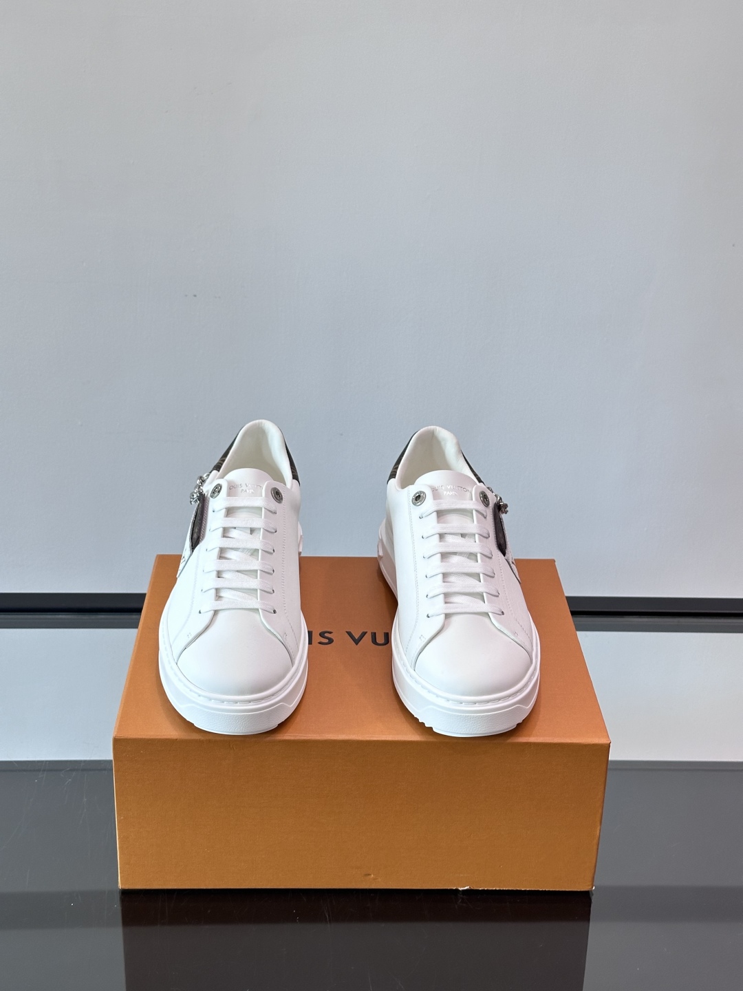 Louis Vuitton 新款Time Out情侣款👫运动鞋👟本款 Time Out 运动鞋拼接牛皮革