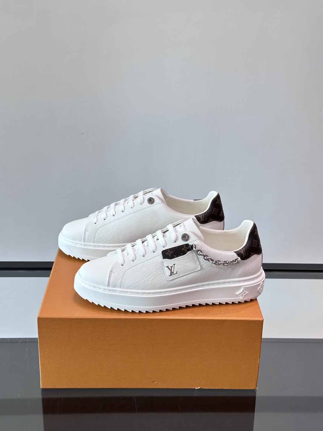 Louis Vuitton 新款Time Out情侣款👫运动鞋👟本款 Time Out 运动鞋拼接牛皮革