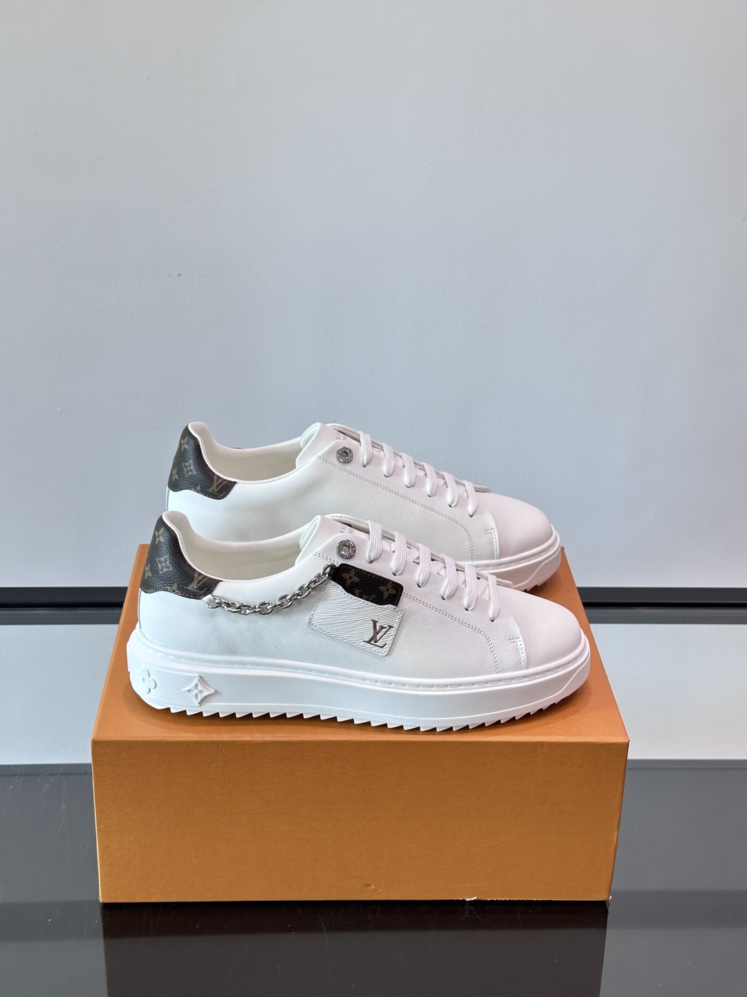 Louis Vuitton 新款Time Out情侣款👫运动鞋👟本款 Time Out 运动鞋拼接牛皮革