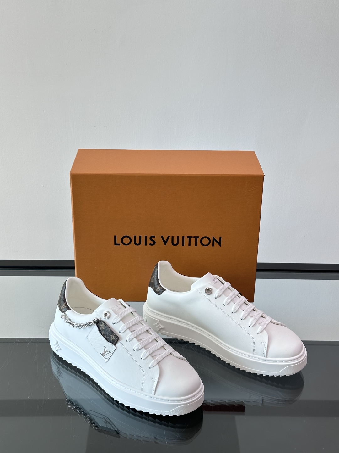 Louis Vuitton 新款Time Out情侣款👫运动鞋👟本款 Time Out 运动鞋拼接牛皮革