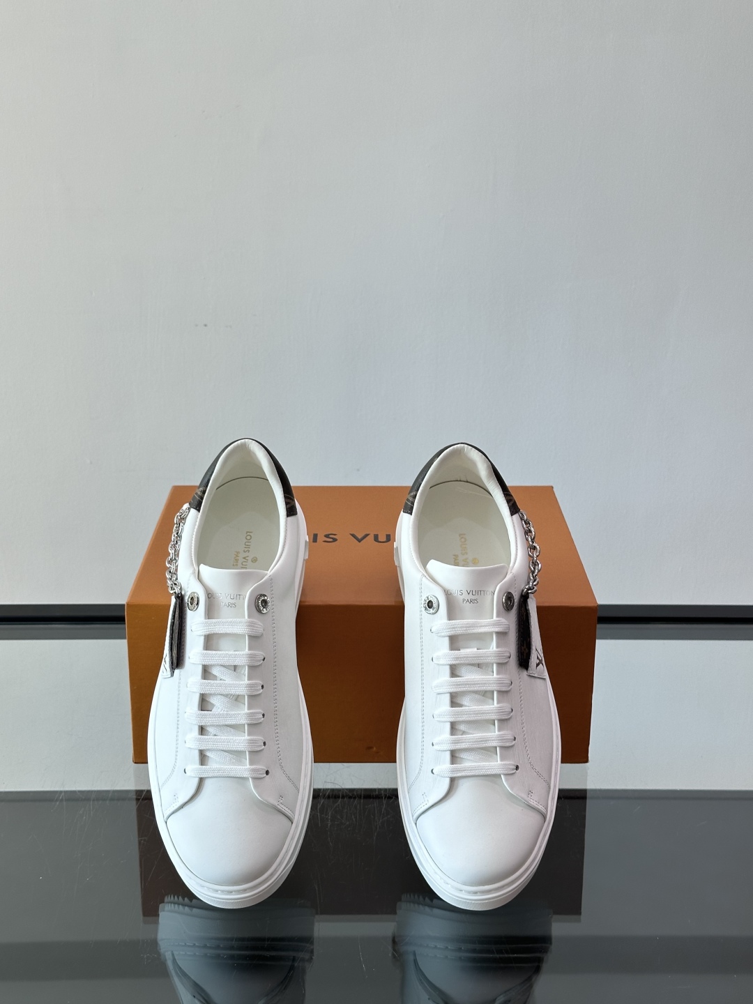 Louis Vuitton 新款Time Out情侣款👫运动鞋👟本款 Time Out 运动鞋拼接牛皮革