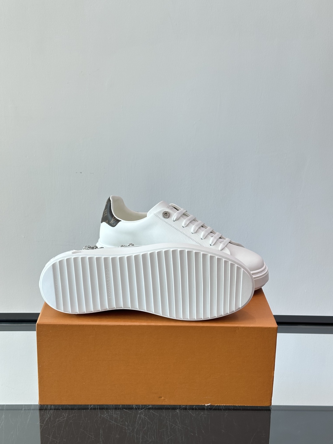 Louis Vuitton 新款Time Out情侣款👫运动鞋👟本款 Time Out 运动鞋拼接牛皮革