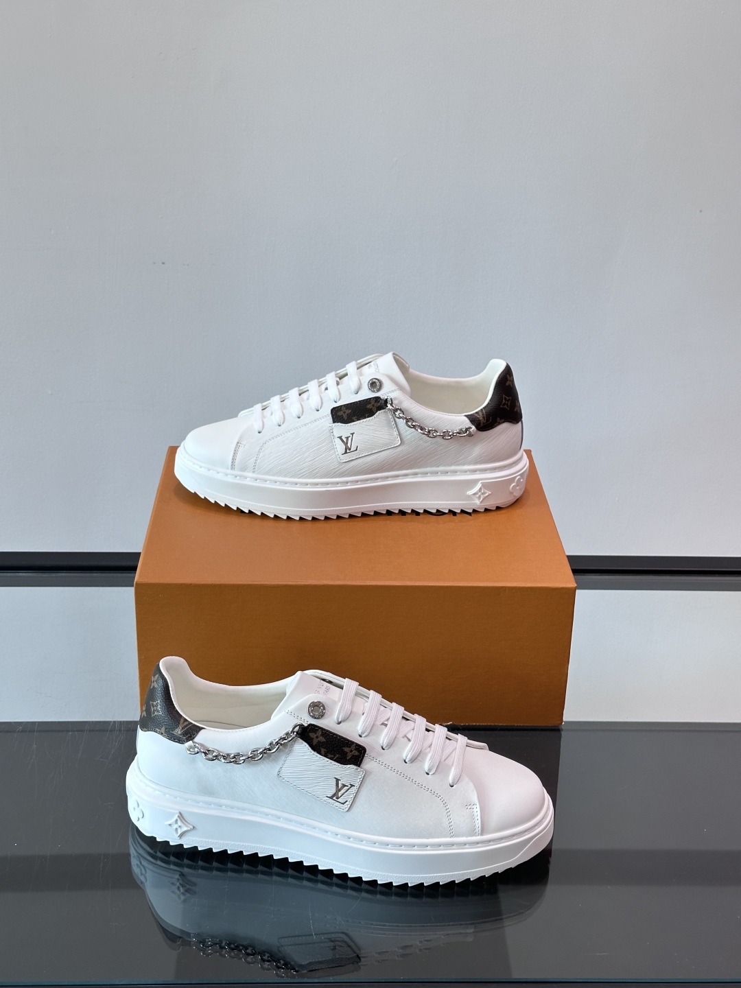 Louis Vuitton 新款Time Out情侣款👫运动鞋👟本款 Time Out 运动鞋拼接牛皮革
