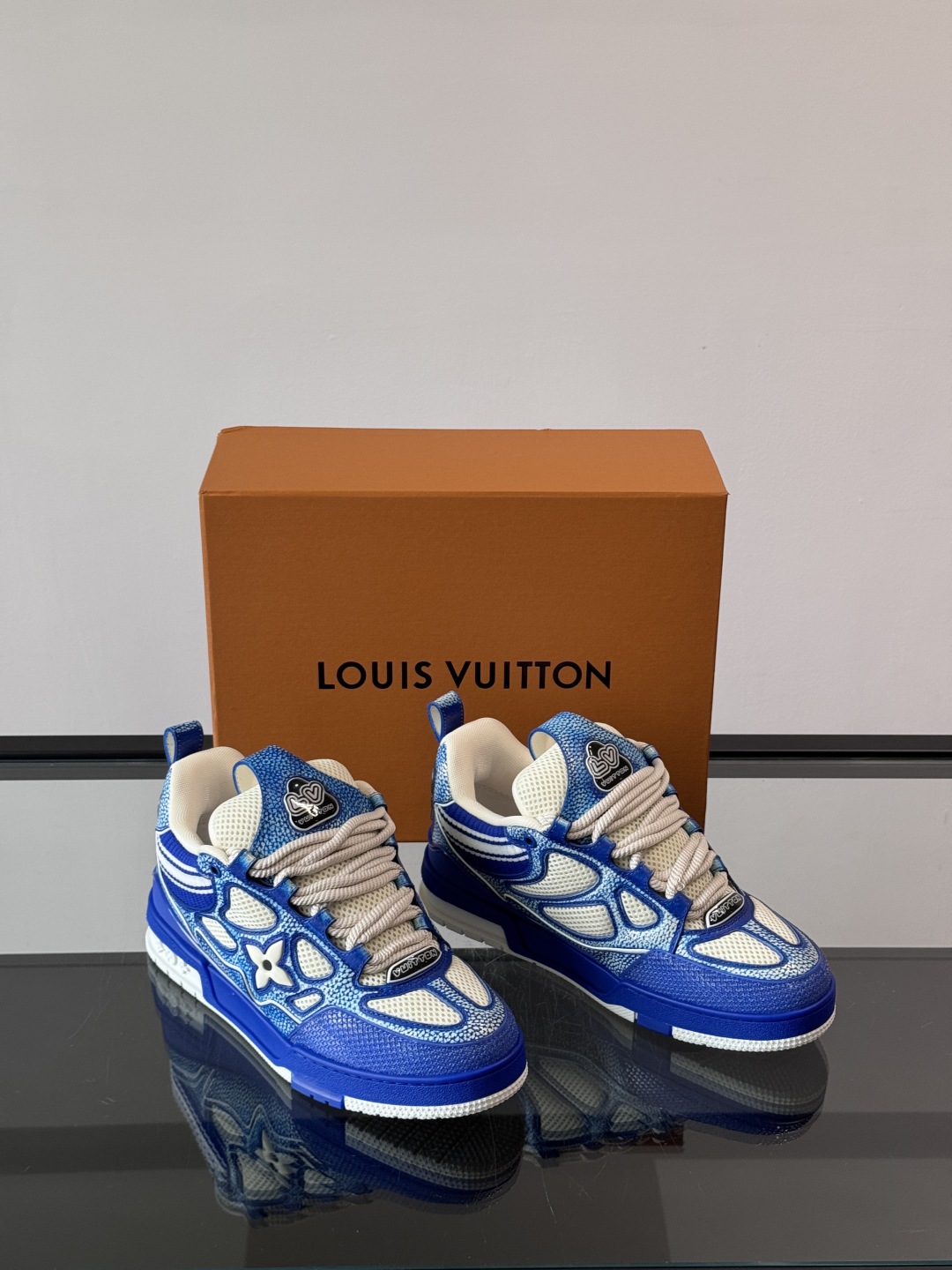 L家Skate ss25运动鞋👟采用复古风格的 calfleather材质，其独特的针织领设计灵感源自运
