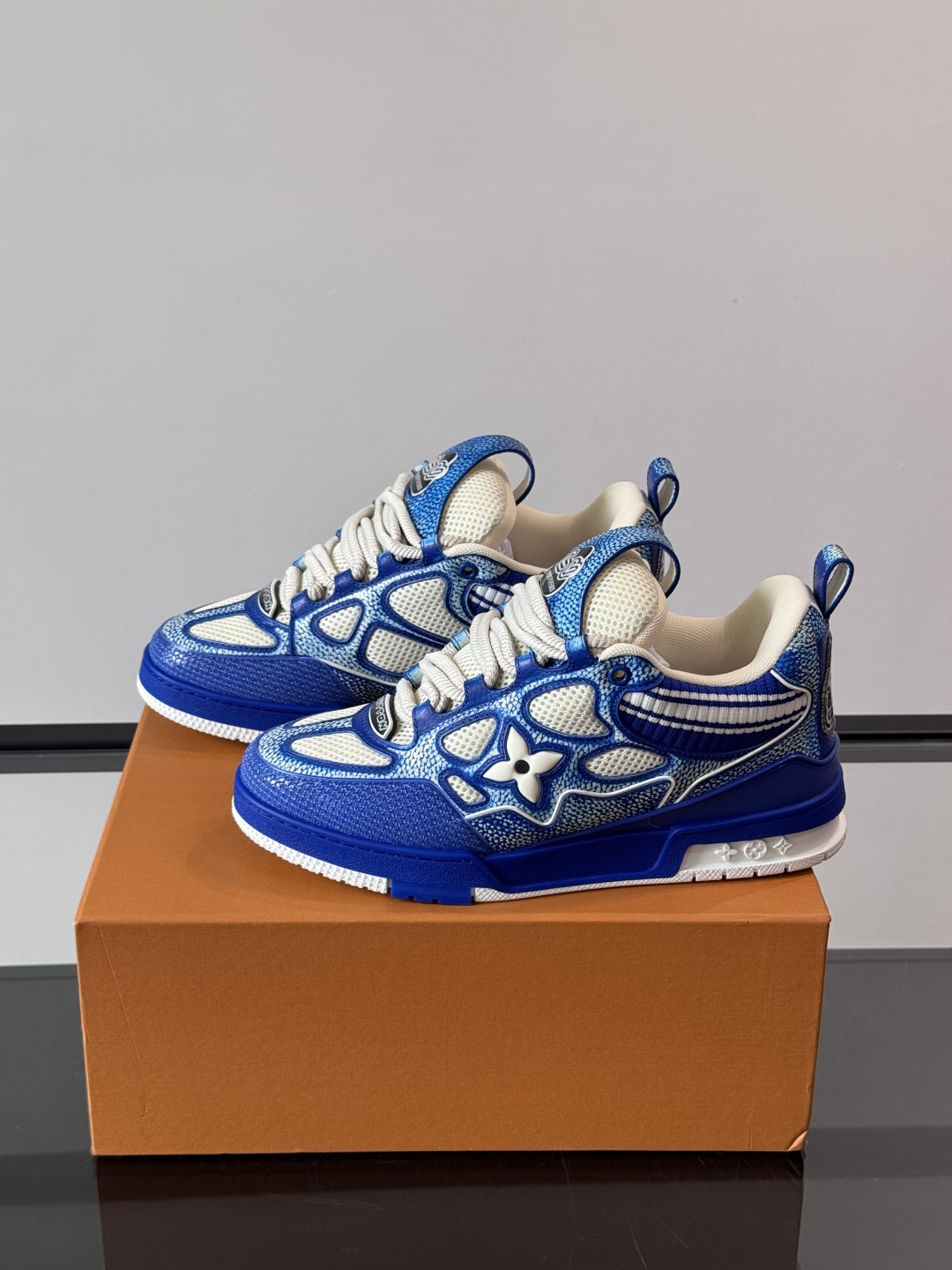 L家Skate ss25运动鞋👟采用复古风格的 calfleather材质，其独特的针织领设计灵感源自运