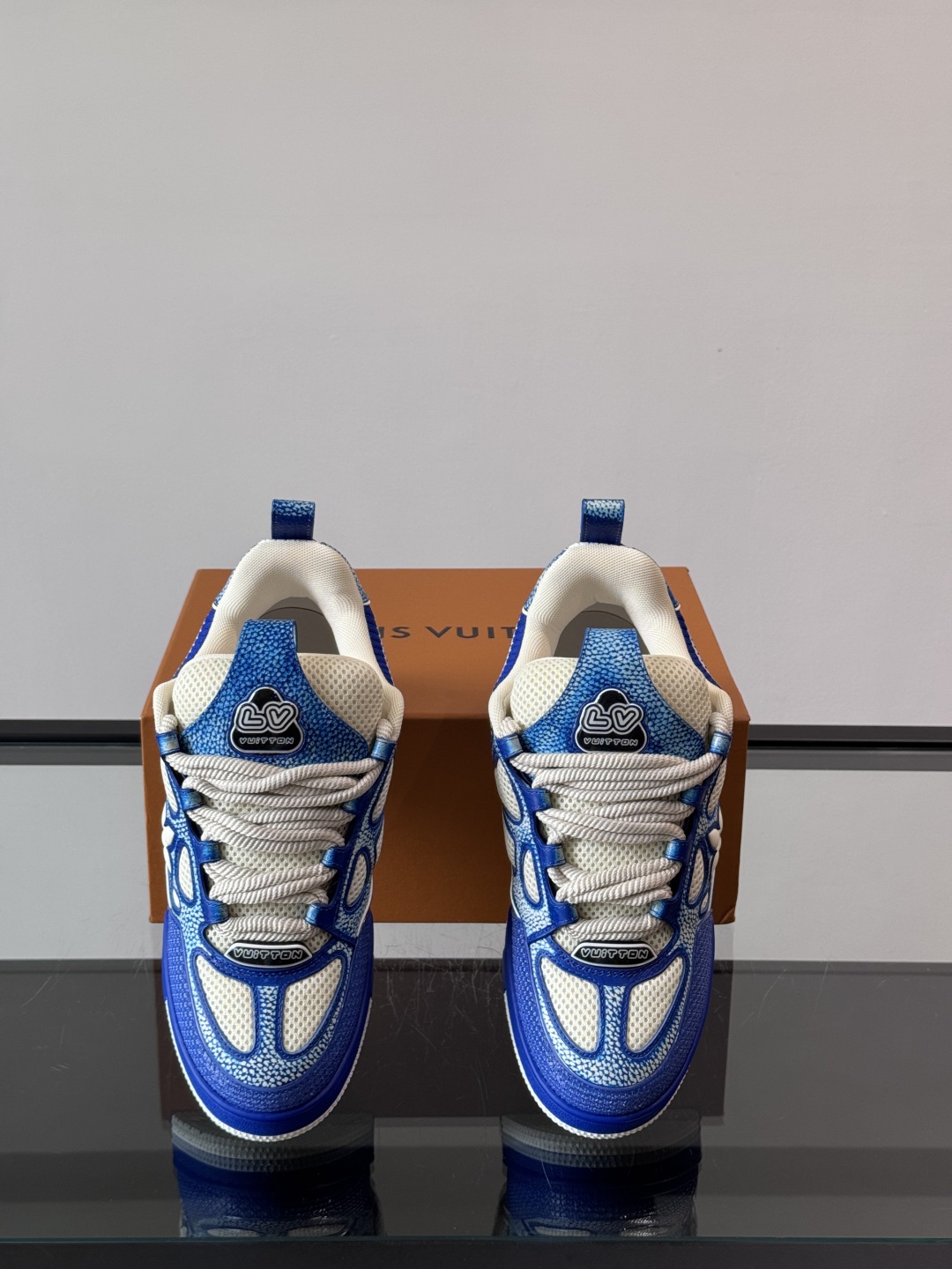 L家Skate ss25运动鞋👟采用复古风格的 calfleather材质，其独特的针织领设计灵感源自运