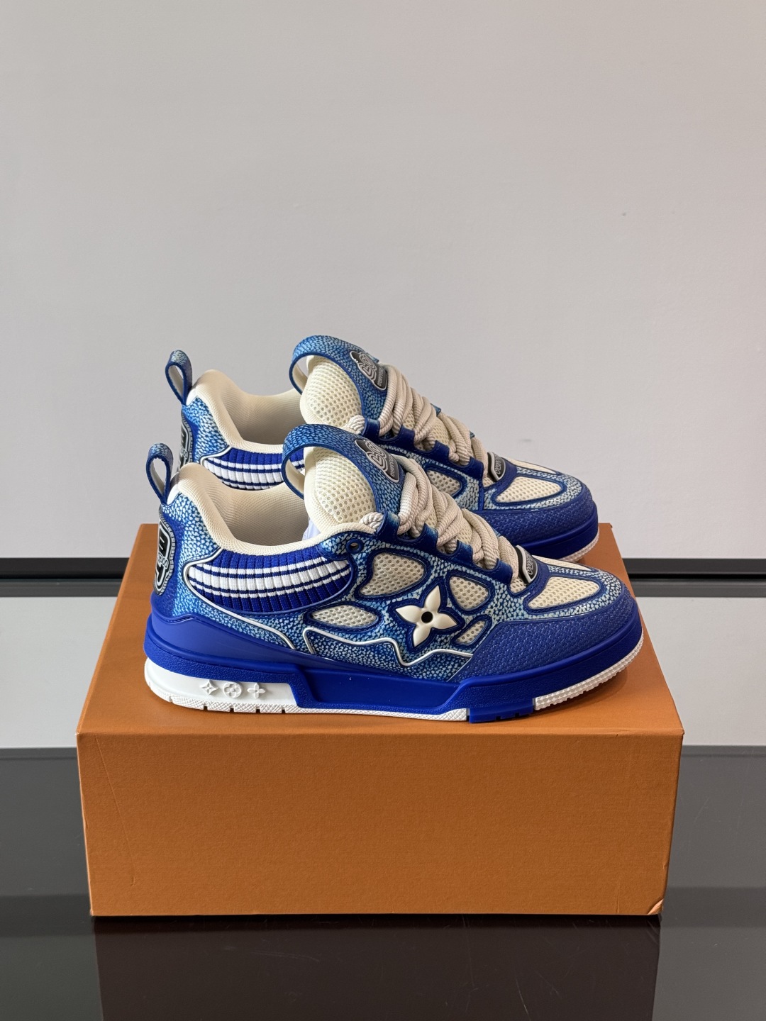 L家Skate ss25运动鞋👟采用复古风格的 calfleather材质，其独特的针织领设计灵感源自运